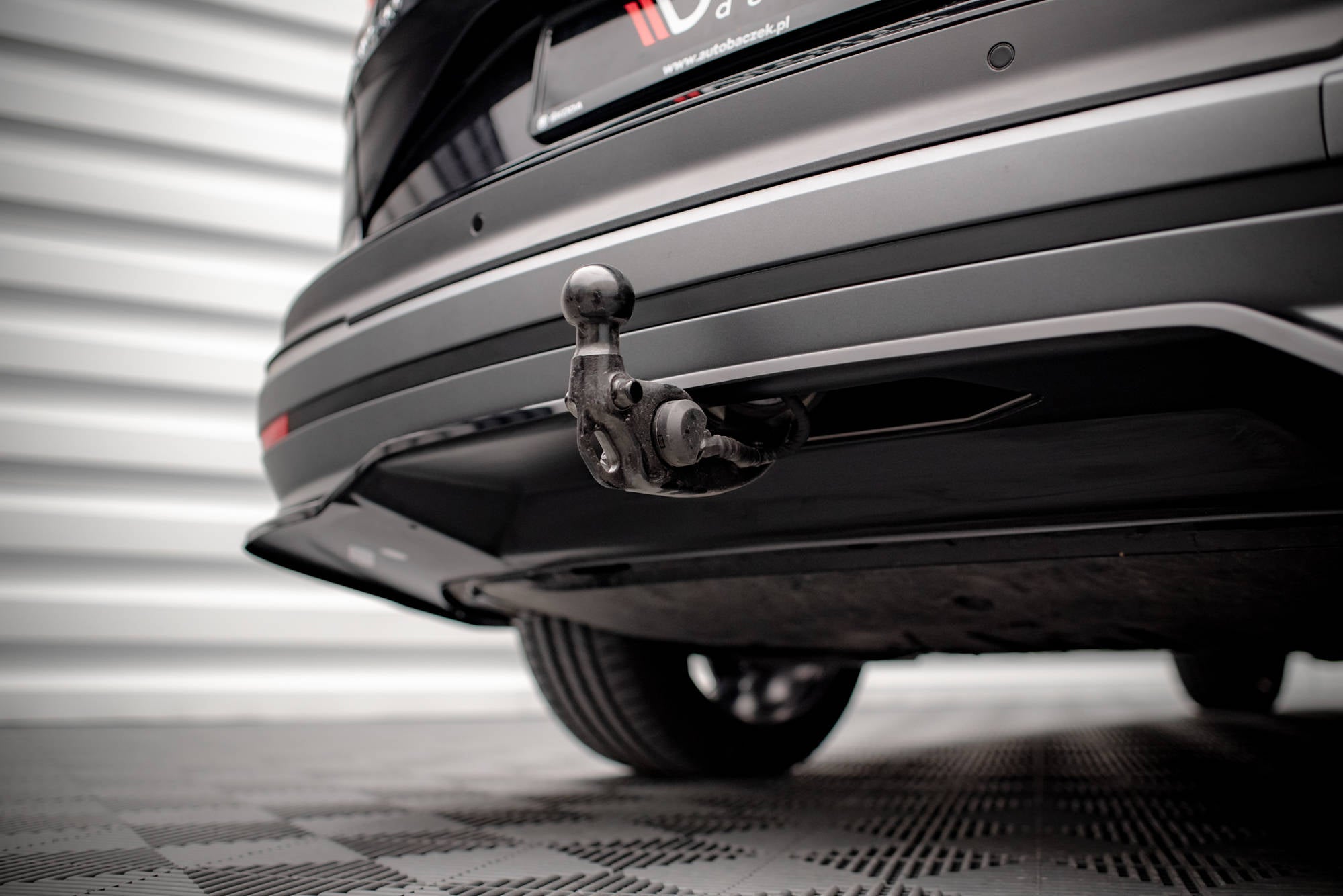 Takaosaston (pystysuorilla tankojen kanssa) Skoda Enyaq IV