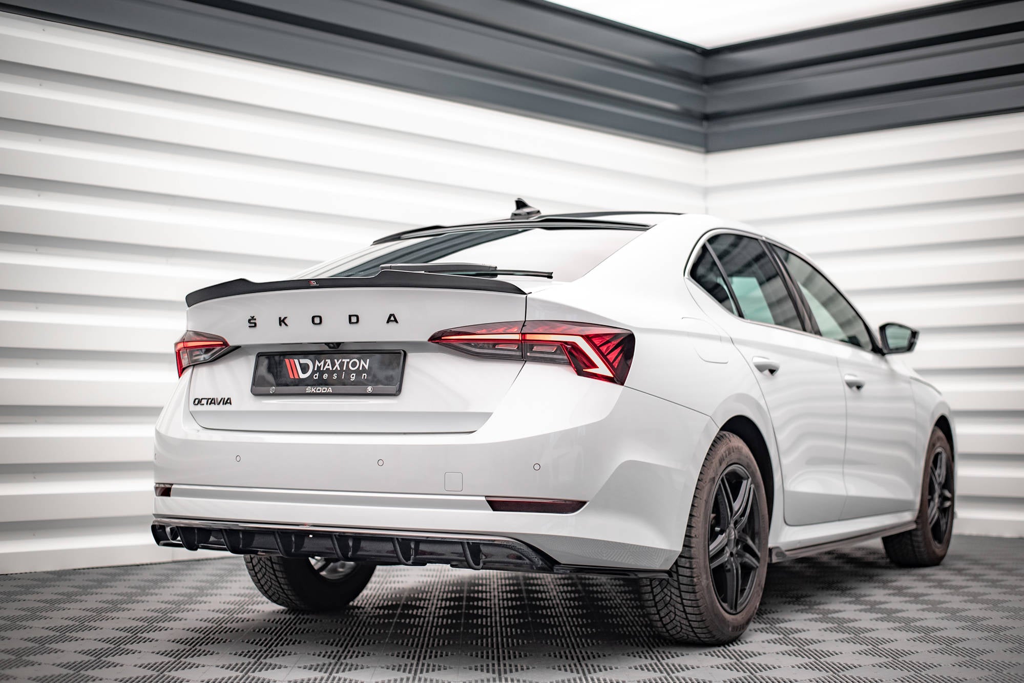 Takaosaston (pystysuorilla tankoilla) Skoda Octavia mk4