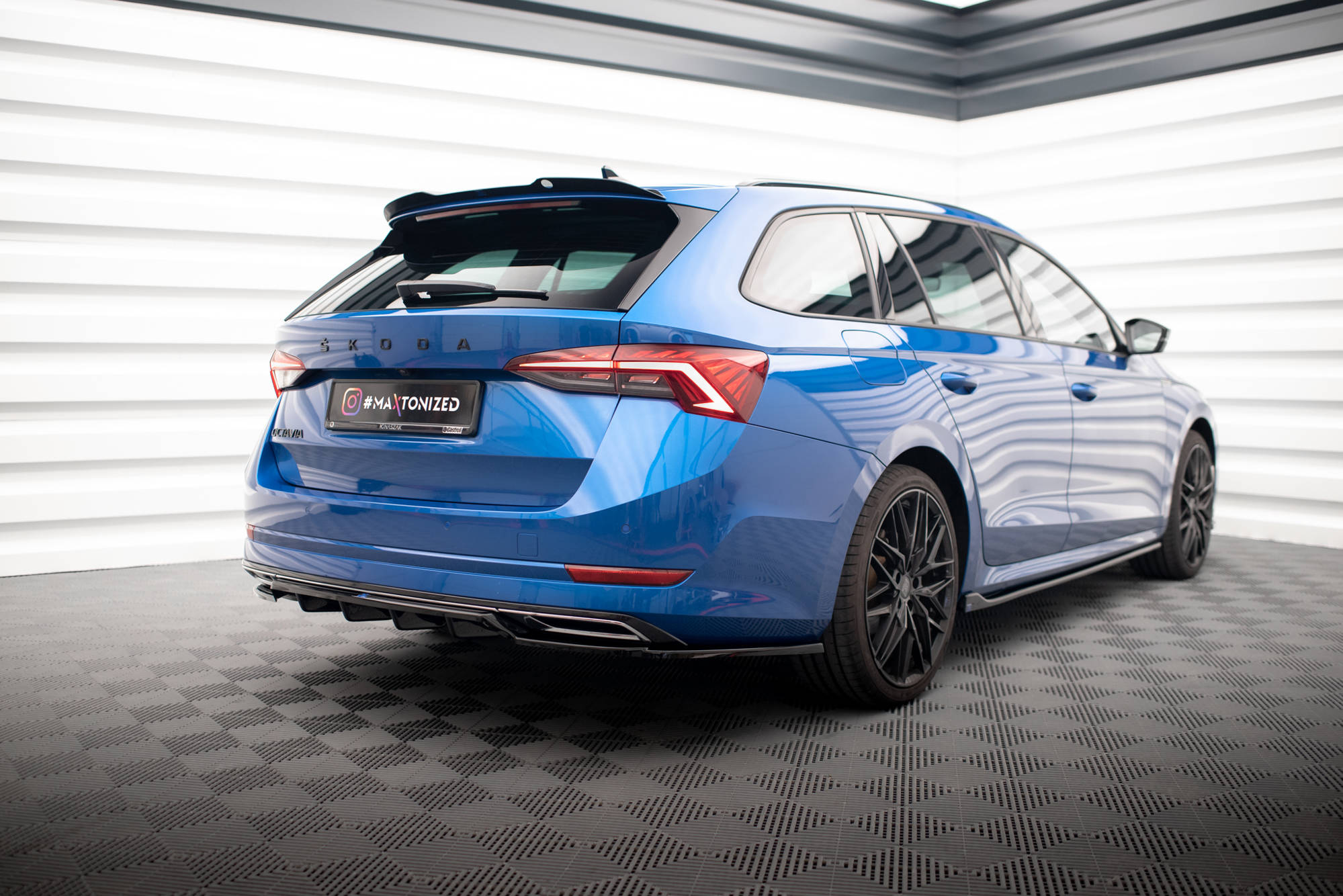 Takaosaston (pystysuorien tankojen kanssa) Skoda Octavia Sportline MK4