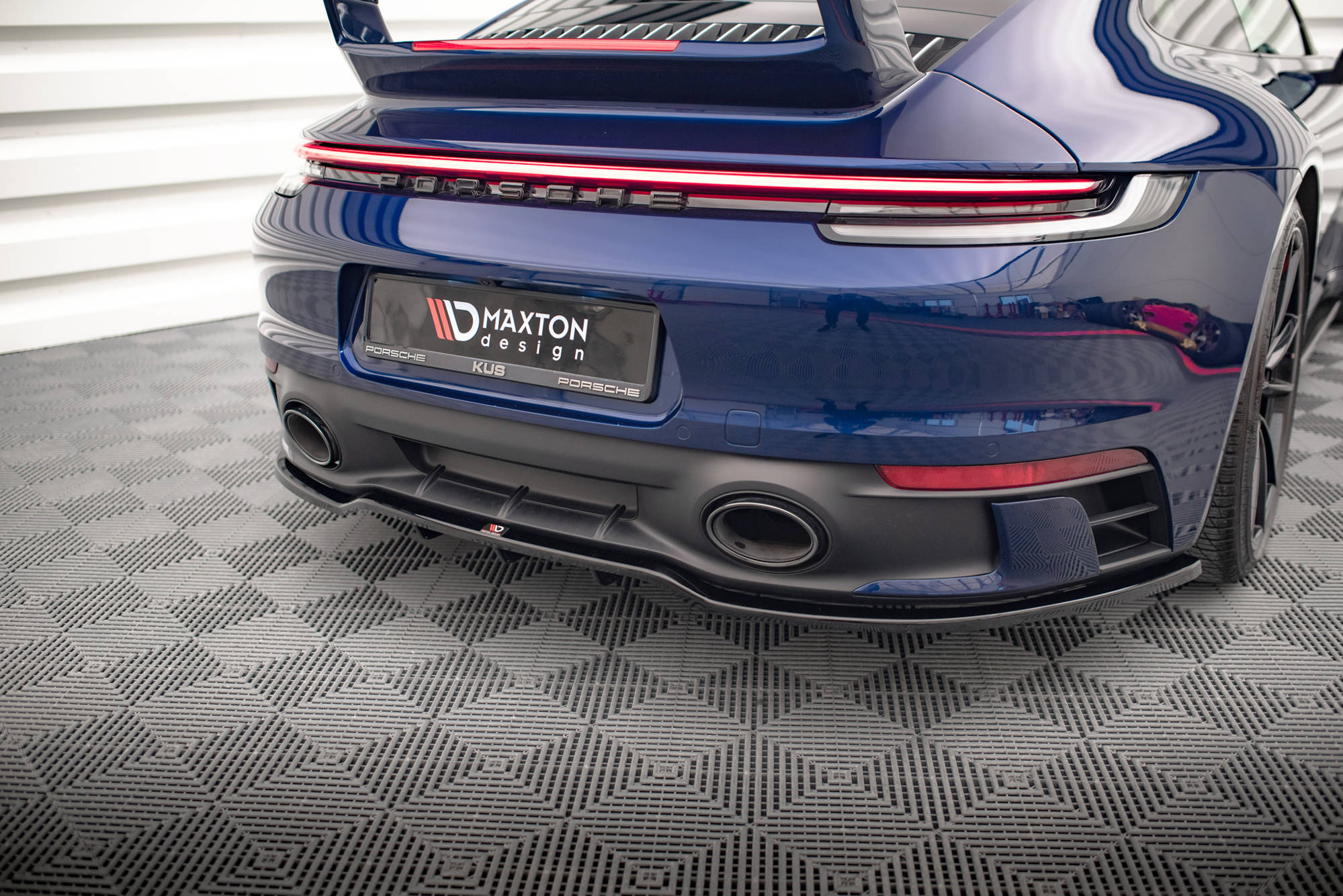 Rear splitter (with vertical bars) v.1 porsche 911 carrera aero / carrera gts 992