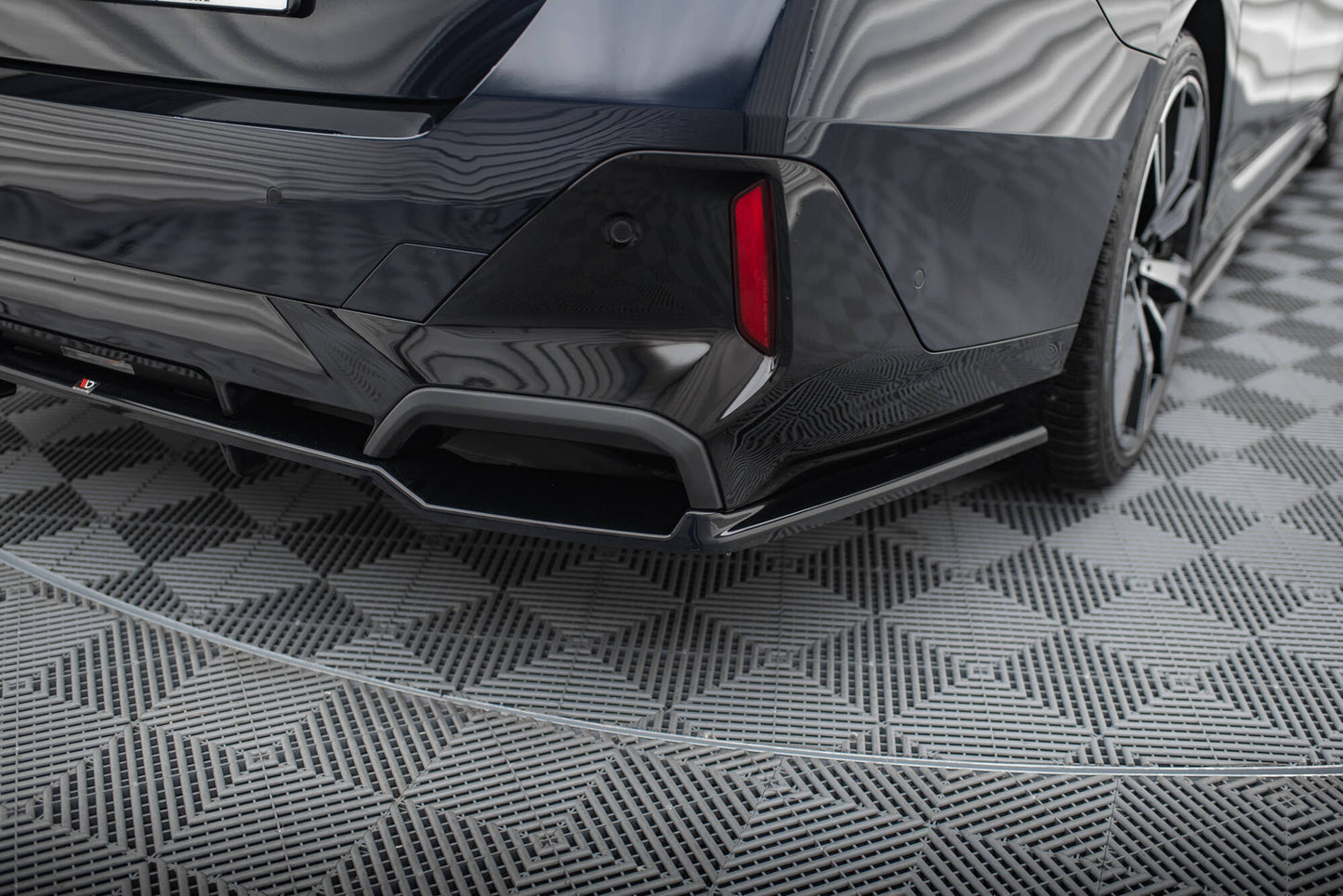 Rear splitter (with vertical bars) v.2 bmw 5 / i5 m-pack g60