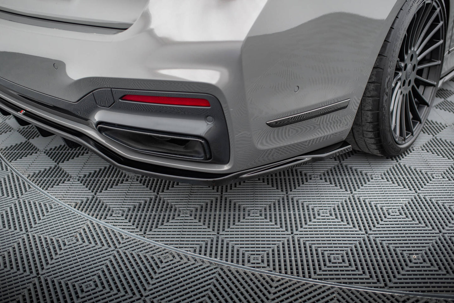 Rear splitter (with vertical bars) v.2 bmw 7 m-pack g11 / g12 facelift