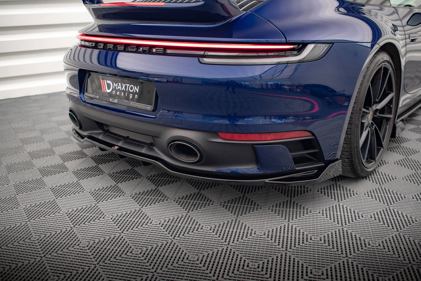 Rear splitter (with vertical bars) v.2 porsche 911 carrera aero / carrera gts 992