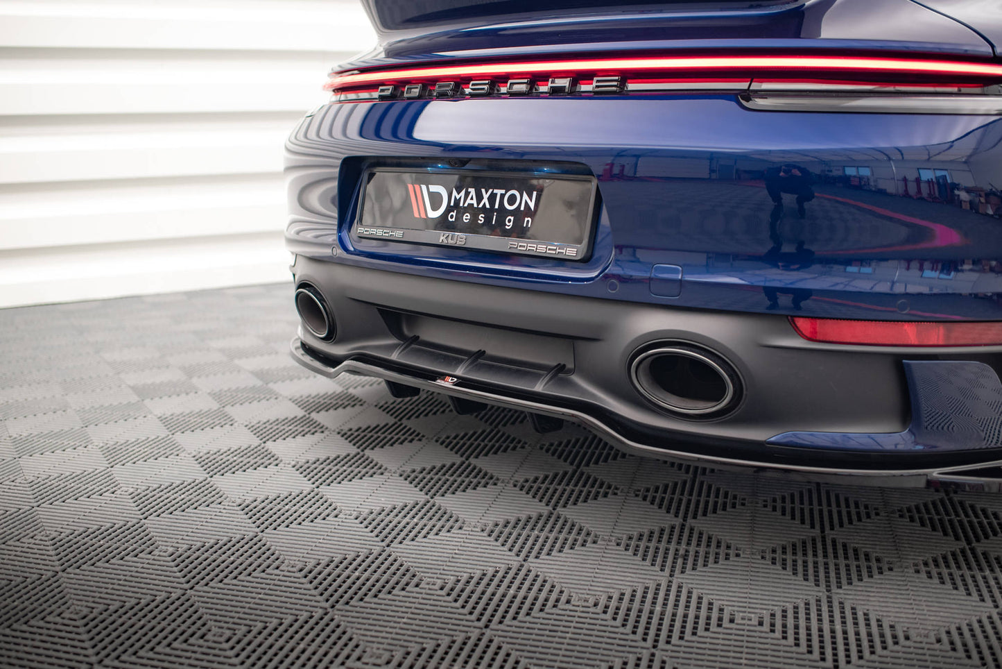 Rear splitter (with vertical bars) v.2 porsche 911 carrera aero / carrera gts 992