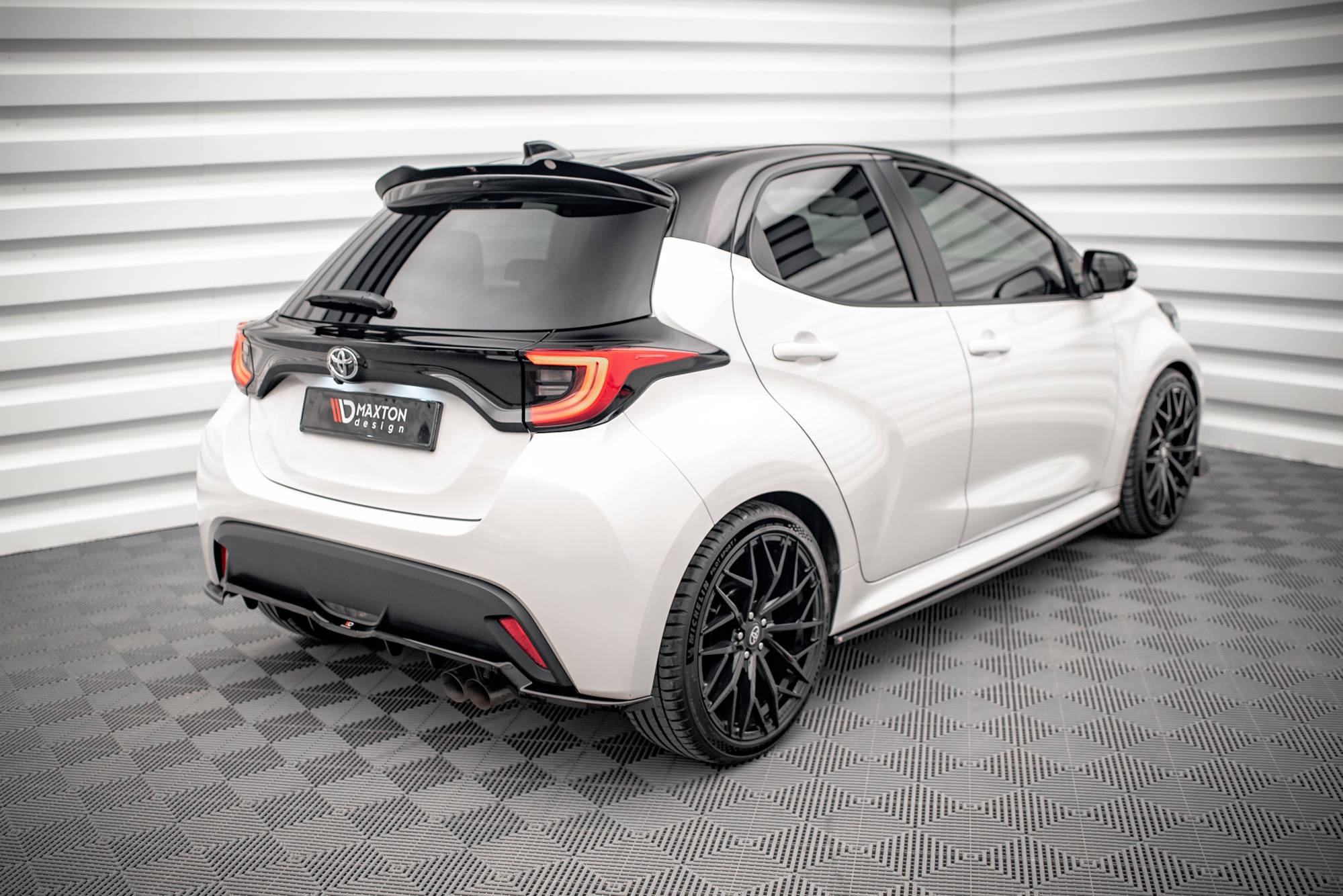 Takaosaston (pystysuorilla tankoilla) v.2 Toyota Yaris MK4