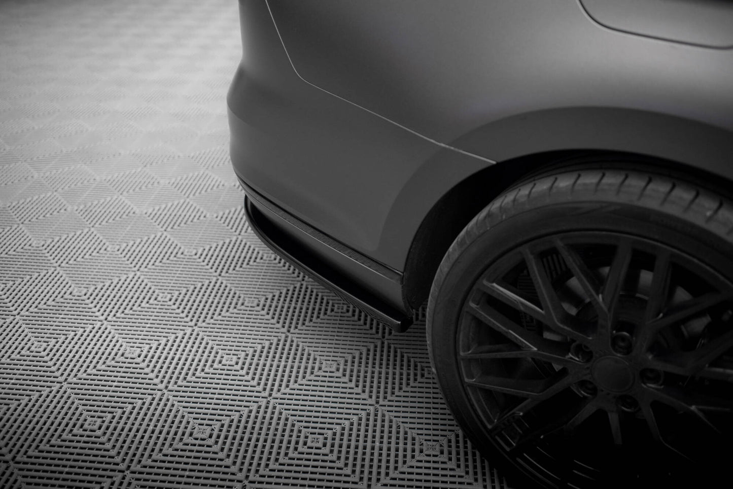 Takaosaston (pystysuorilla tankoilla) Volkswagen Passat R-linja B8