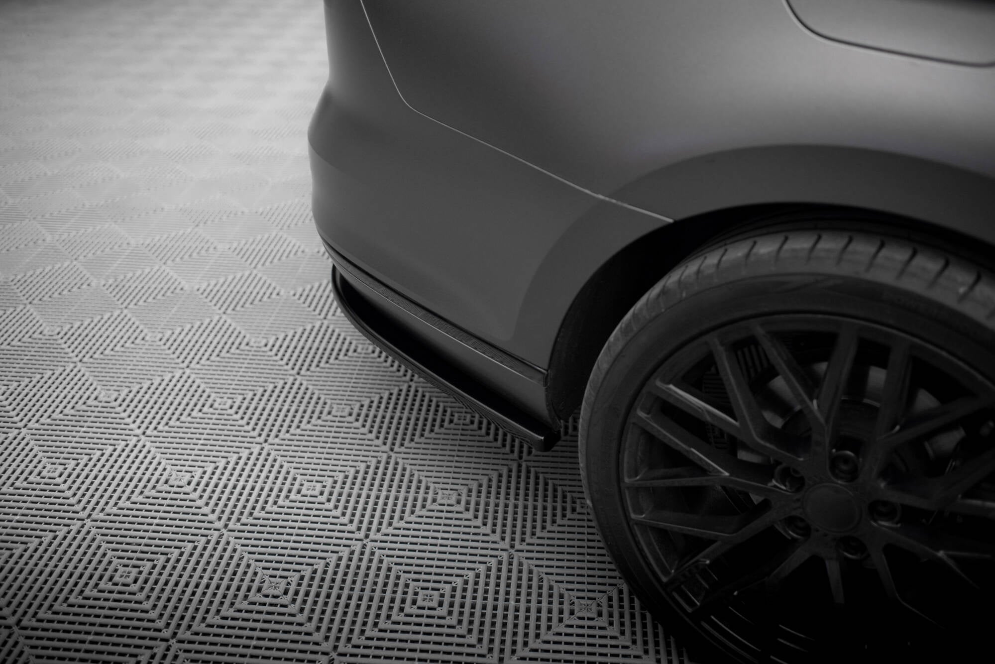 Bageste splitter (med lodrette barer) Volkswagen Passat R-Line B8