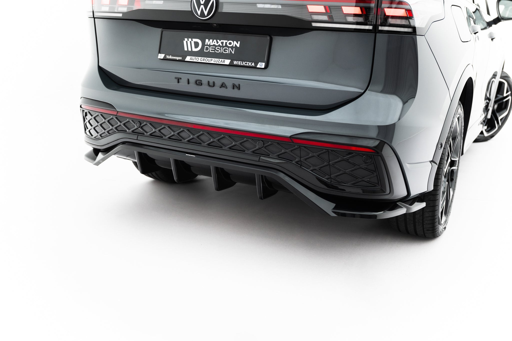 Takasplitteri (pystysuuntaisilla tankoilla) Volkswagen Tiguan R-Line mk3