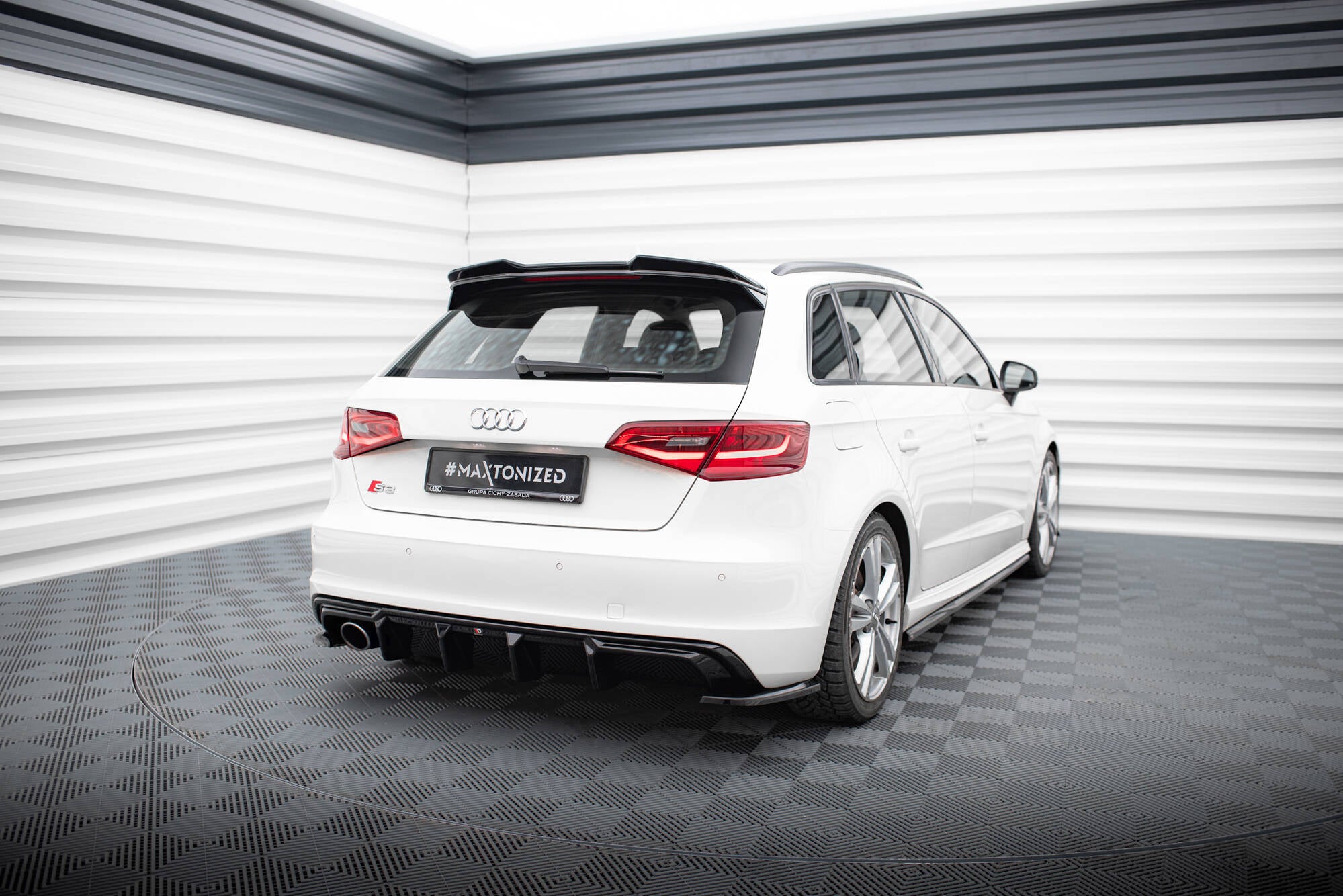 Takavalance Audi A3 S-Line Sportback 8V (versio yhdellä pakokaasulla toisella puolella)