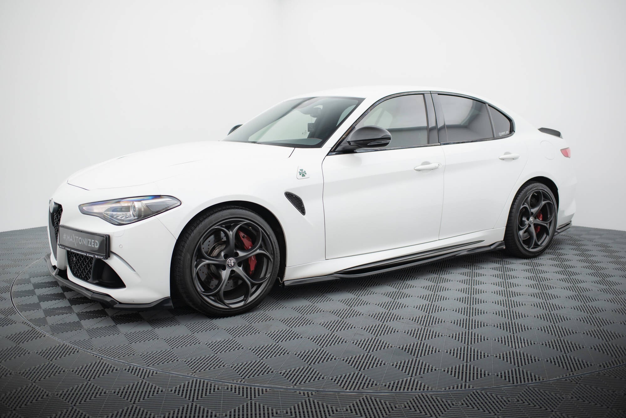 Sarja jakautujat Alpha Romeo Giulia Quadrifoglio