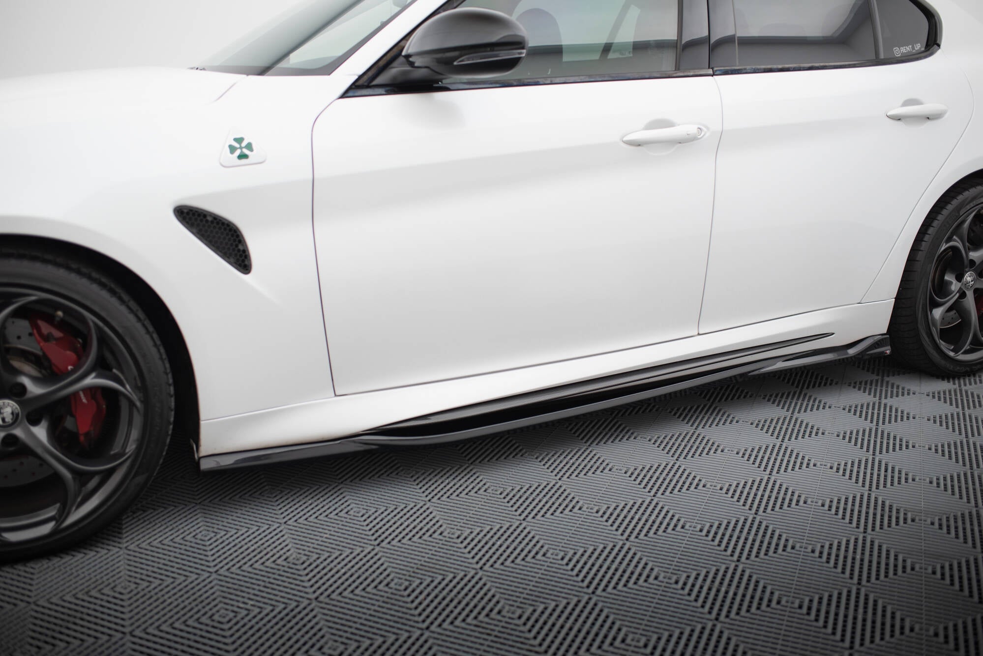 Sarja jakautujat Alpha Romeo Giulia Quadrifoglio