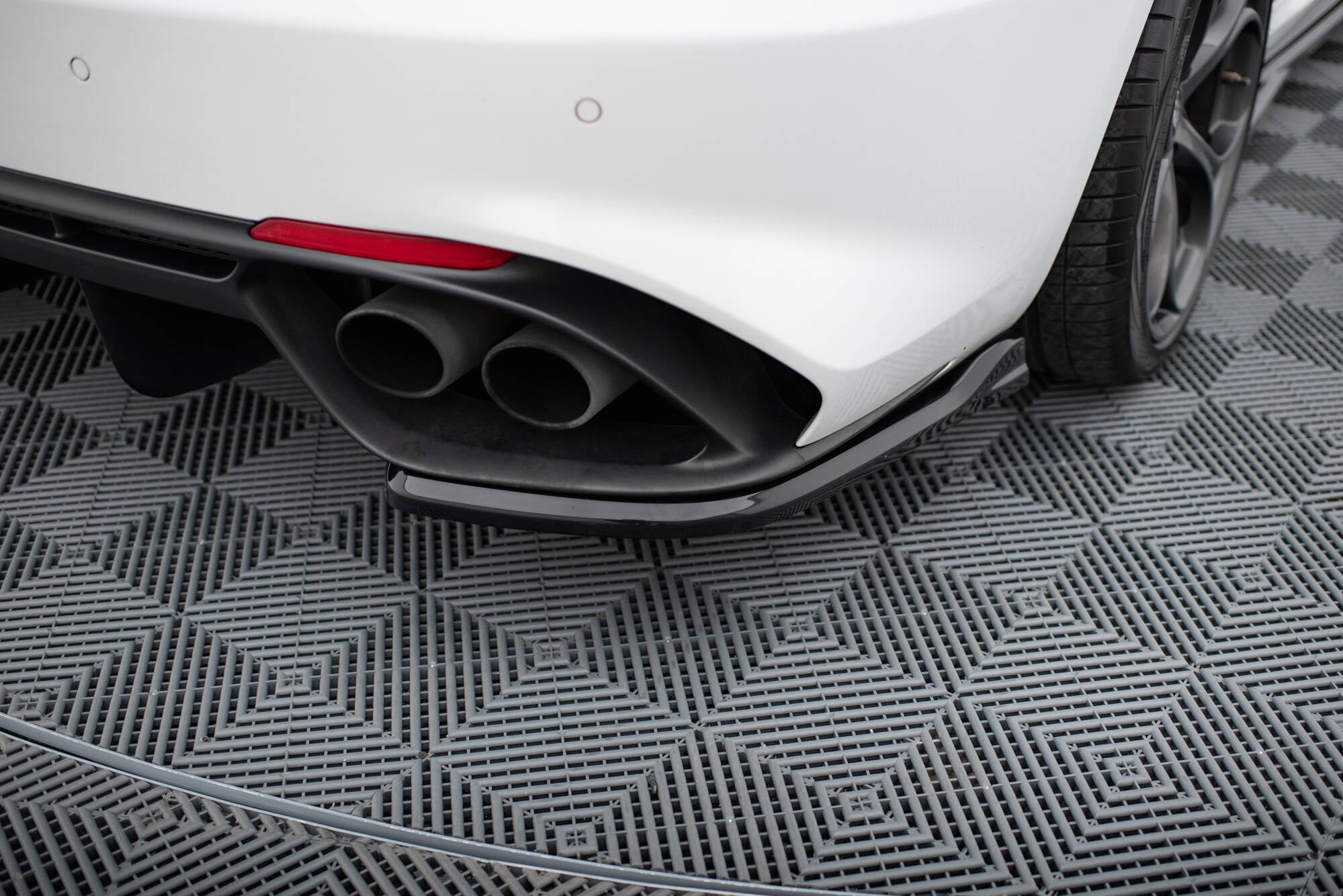 Sarja jakautujat Alpha Romeo Giulia Quadrifoglio