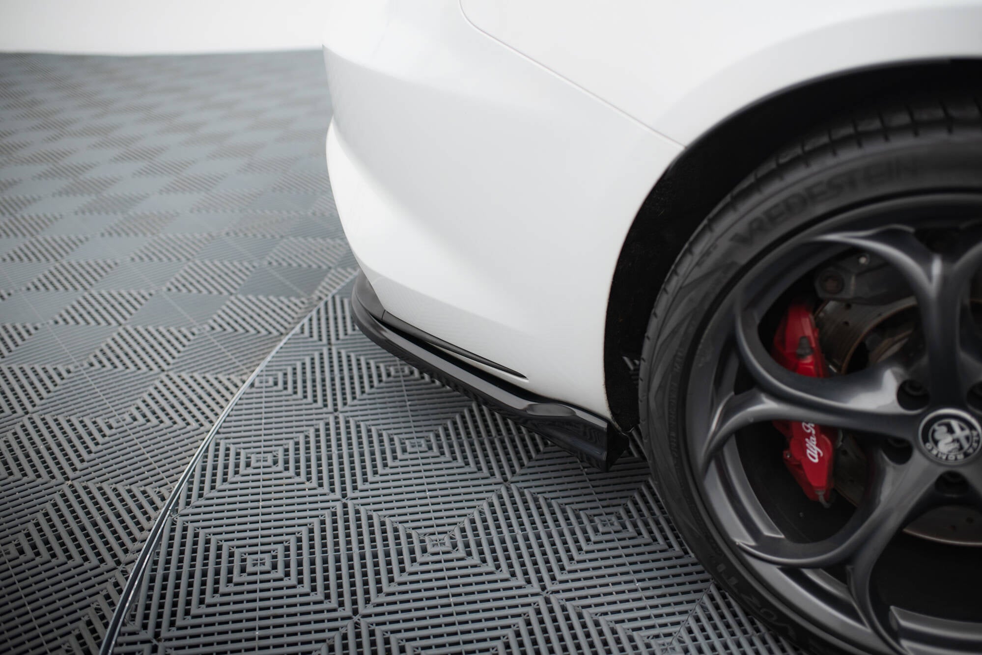 Sarja jakautujat Alpha Romeo Giulia Quadrifoglio
