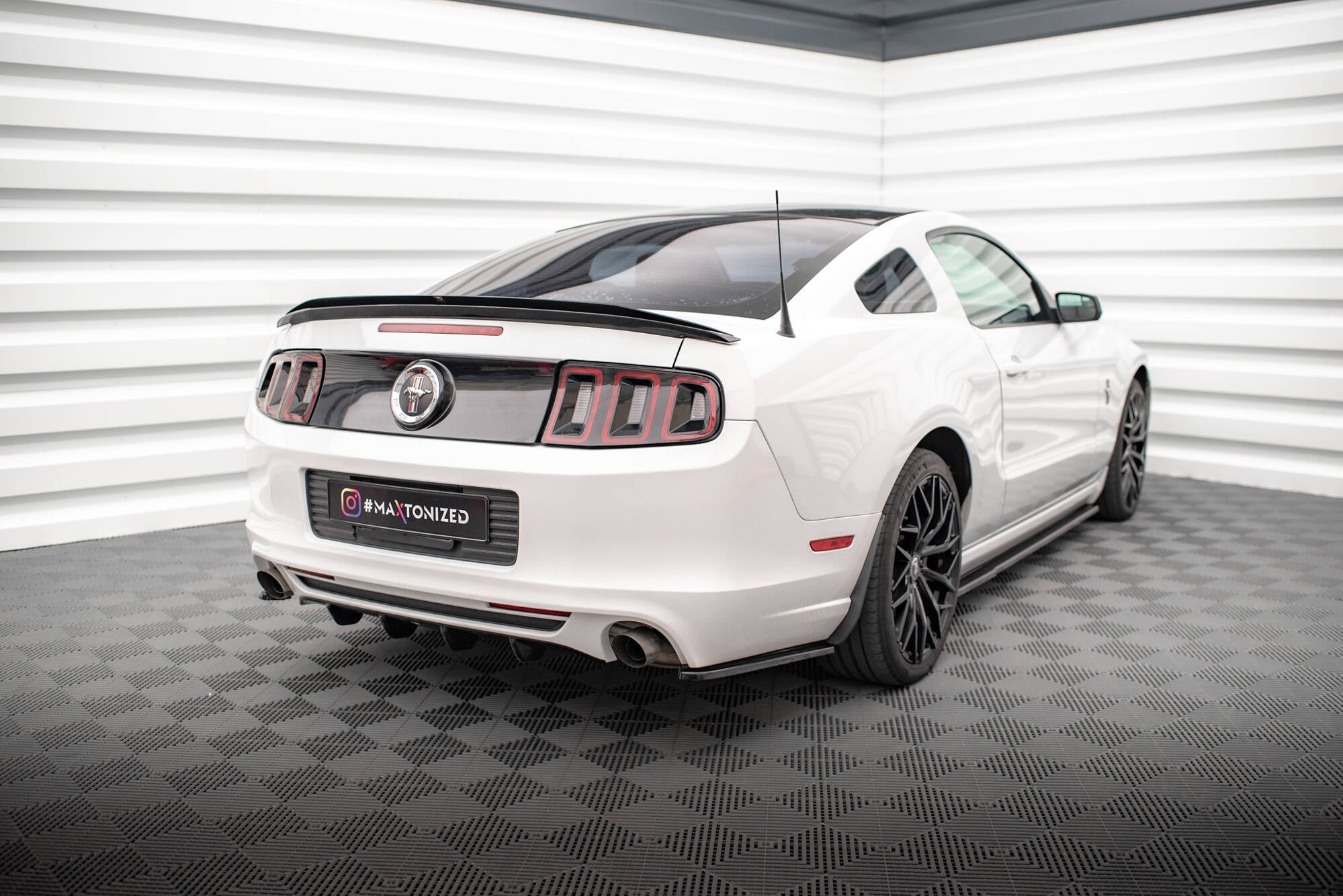 Sæt med splitters Ford Mustang Mk5 ansigtsløftning
