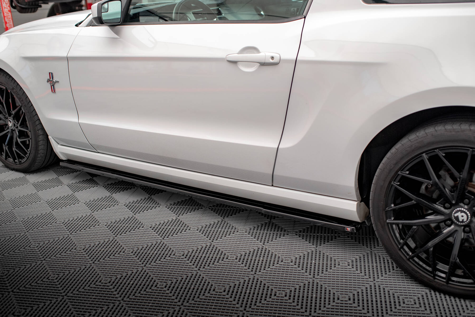 Sæt med splitters Ford Mustang Mk5 ansigtsløftning