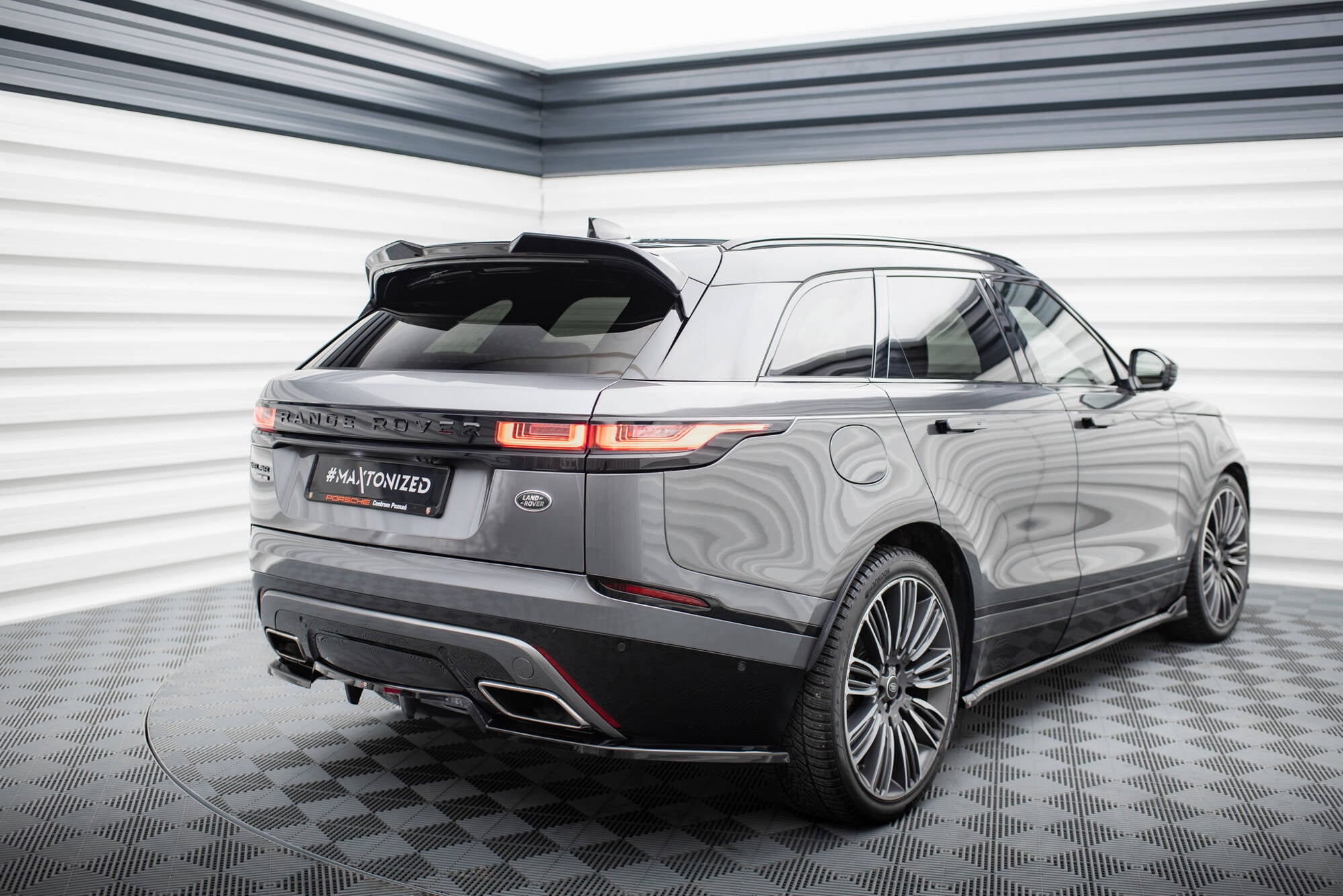 Jakosarja Land Rover Range Rover Velar R-Dynamic mk1 (sarja on yhteensopiva vetokoukun kanssa)