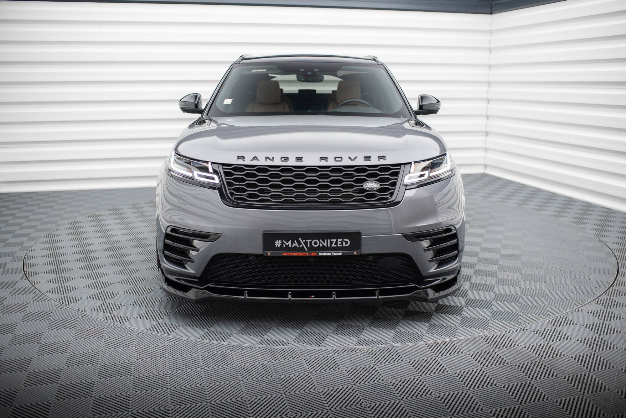 Jakosarja Land Rover Range Rover Velar R-Dynamic mk1 (sarja on yhteensopiva vetokoukun kanssa)