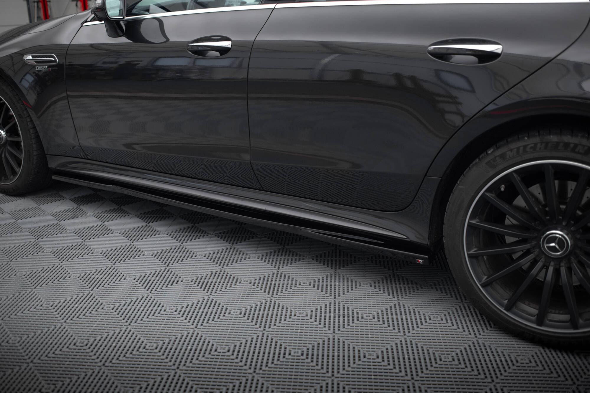 Sarja Mercedes-AMG GT 53 4 -oven kupeus