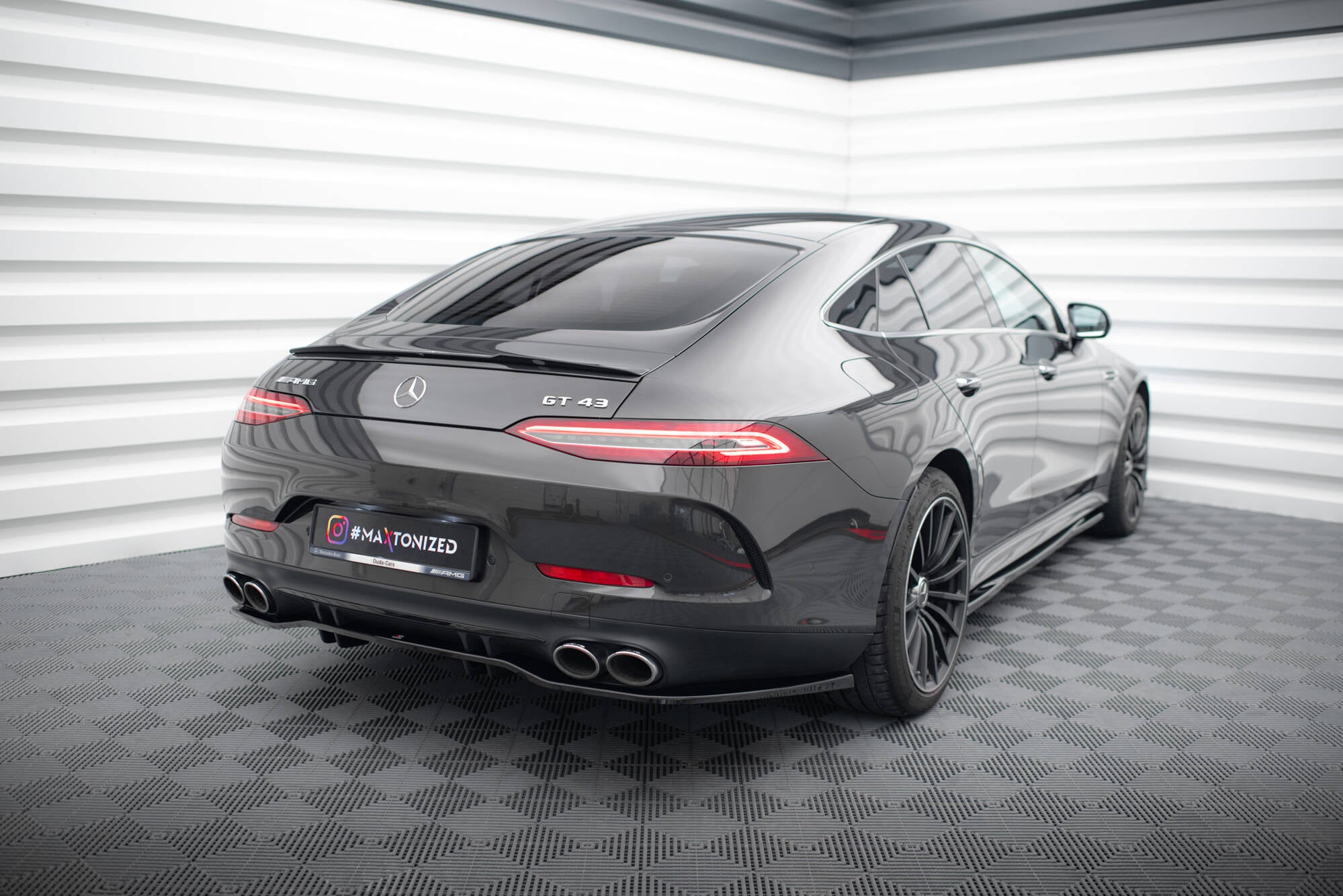Sarja Mercedes-AMG GT 53 4 -oven kupeus