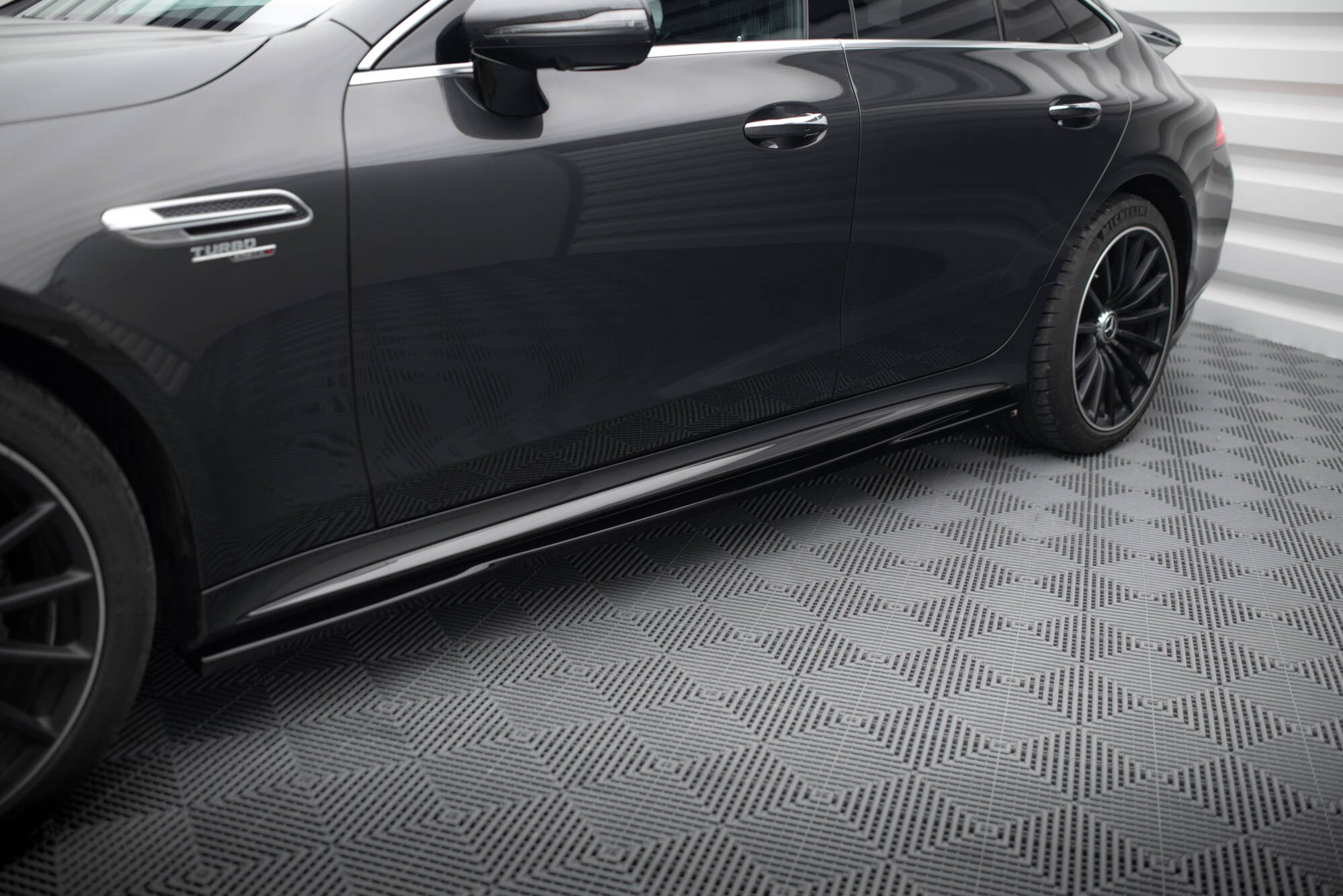 Sarja Mercedes-AMG GT 53 4 -oven kupeus
