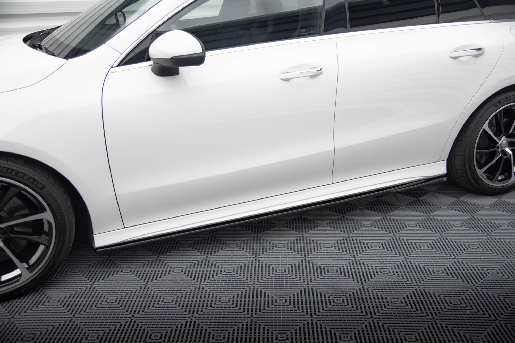 Sarja jakautujat Mercedes-Benz CLA Shooting Brake AMG-Line X118