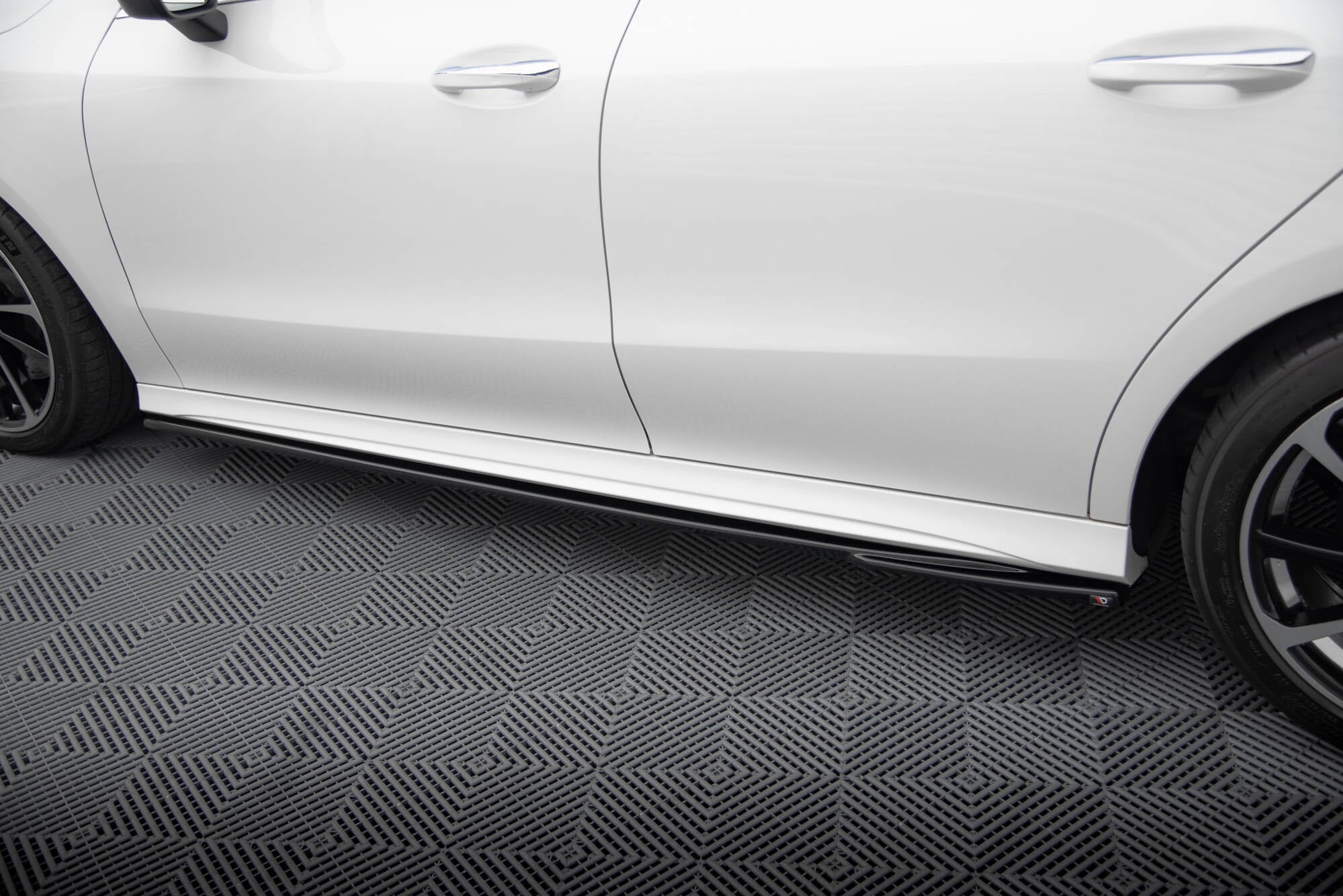 Sarja jakautujat Mercedes-Benz CLA Shooting Brake AMG-Line X118
