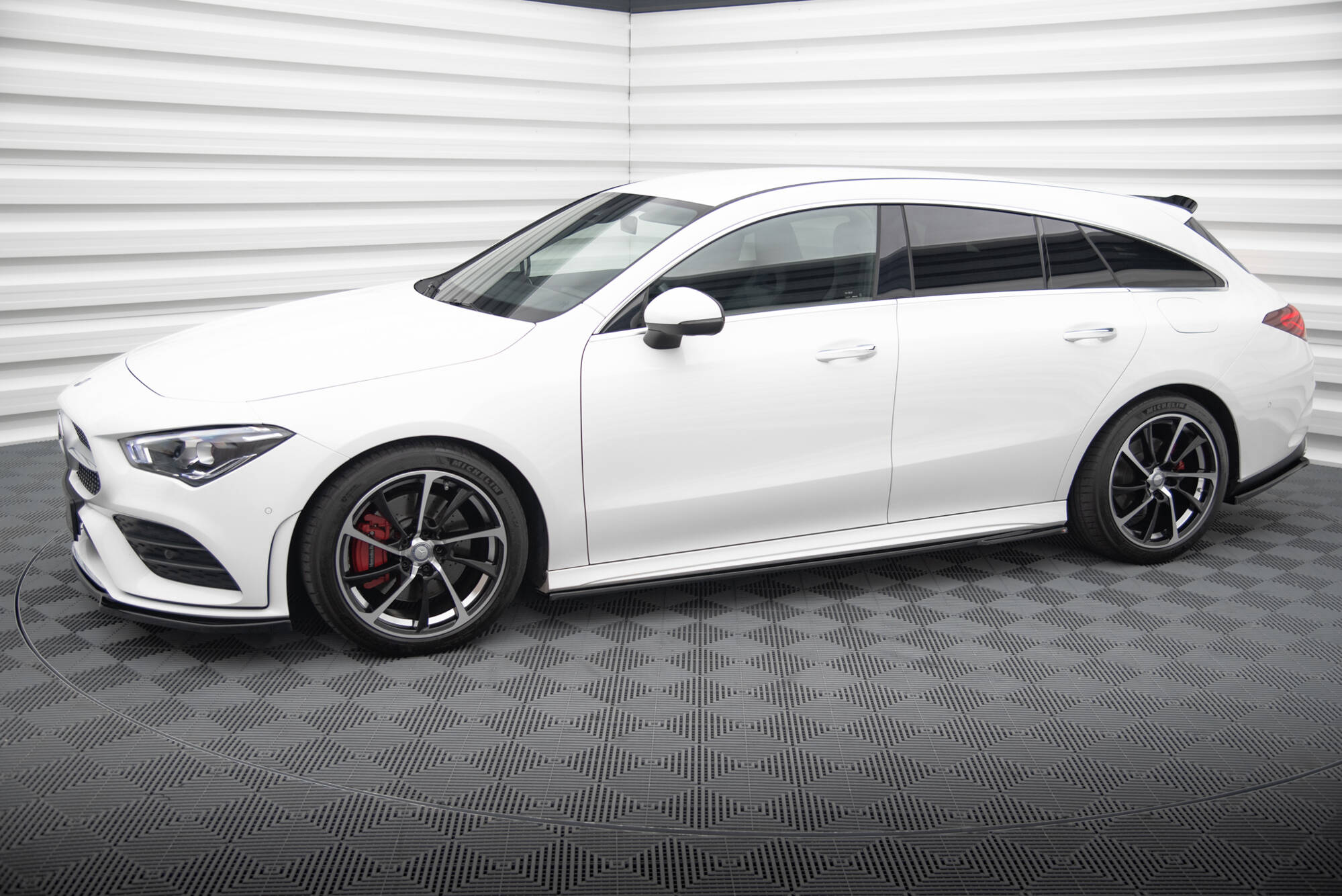 Sarja jakautujat Mercedes-Benz CLA Shooting Brake AMG-Line X118