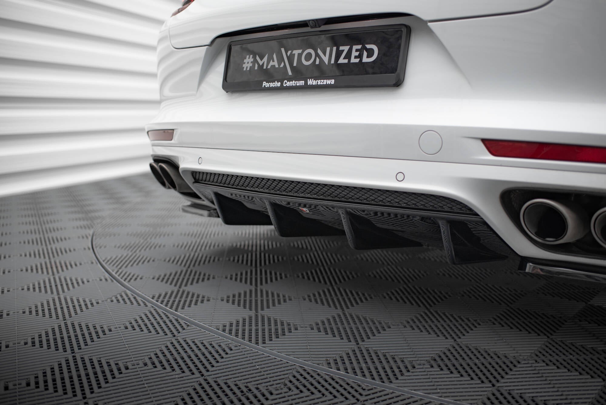 Sarja jakautujia Porsche Panamera GTS 971