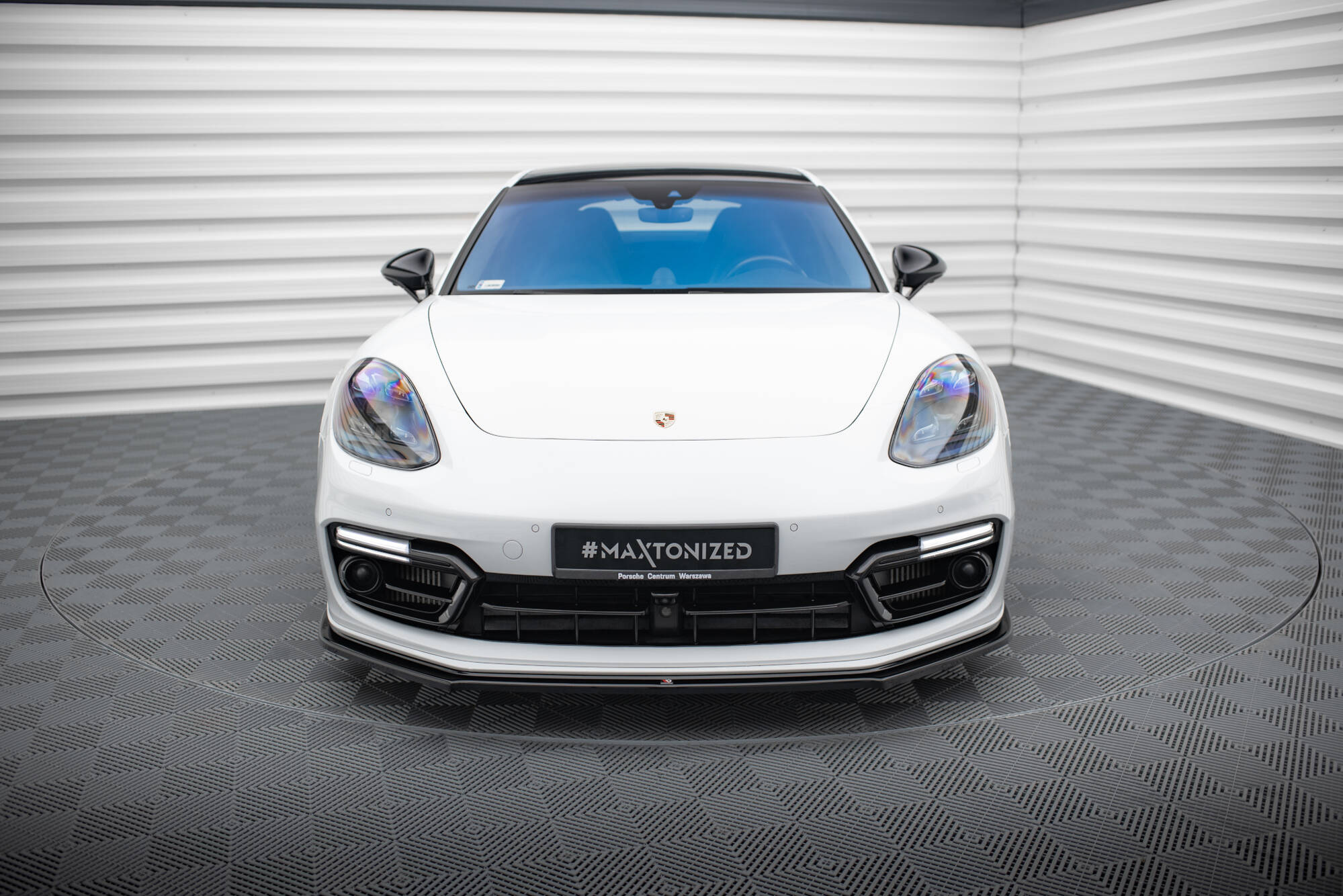Sarja jakautujia Porsche Panamera GTS 971
