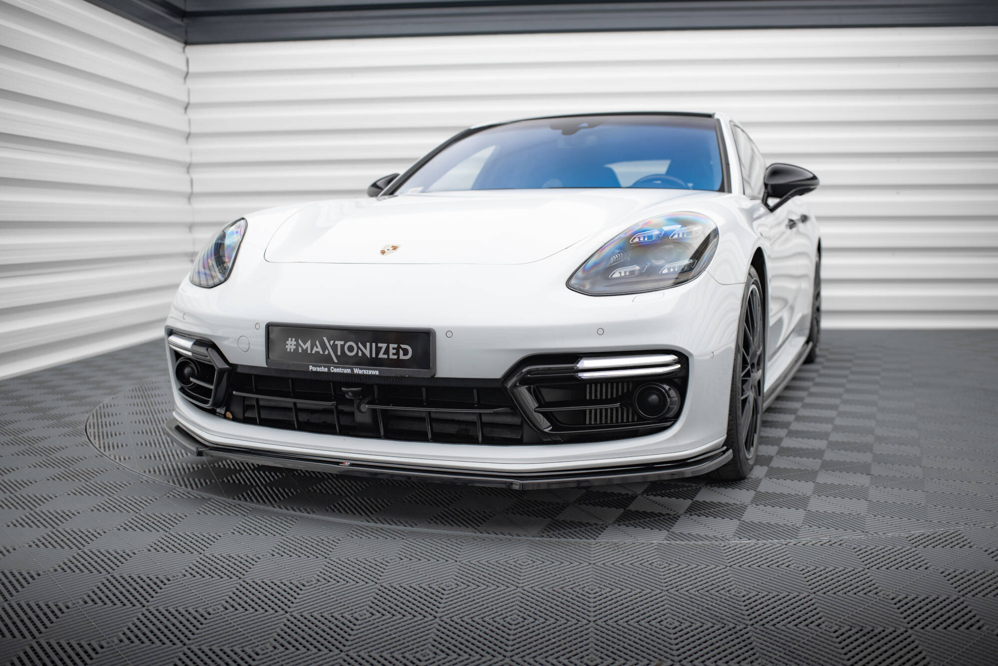 Sarja jakautujia Porsche Panamera GTS 971