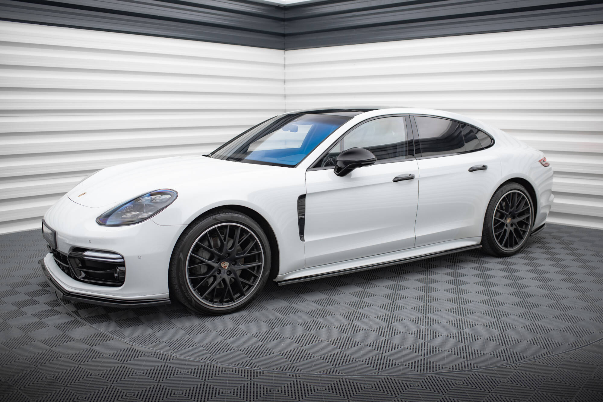 Sarja jakautujia Porsche Panamera GTS 971