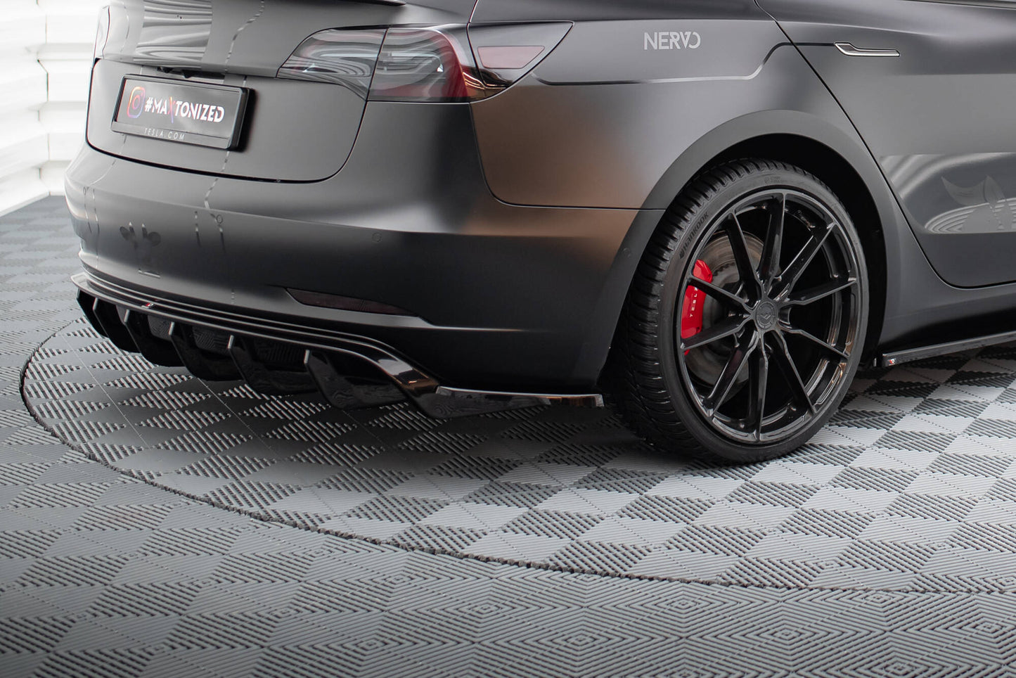 Sarja Splitters Tesla -malli 3