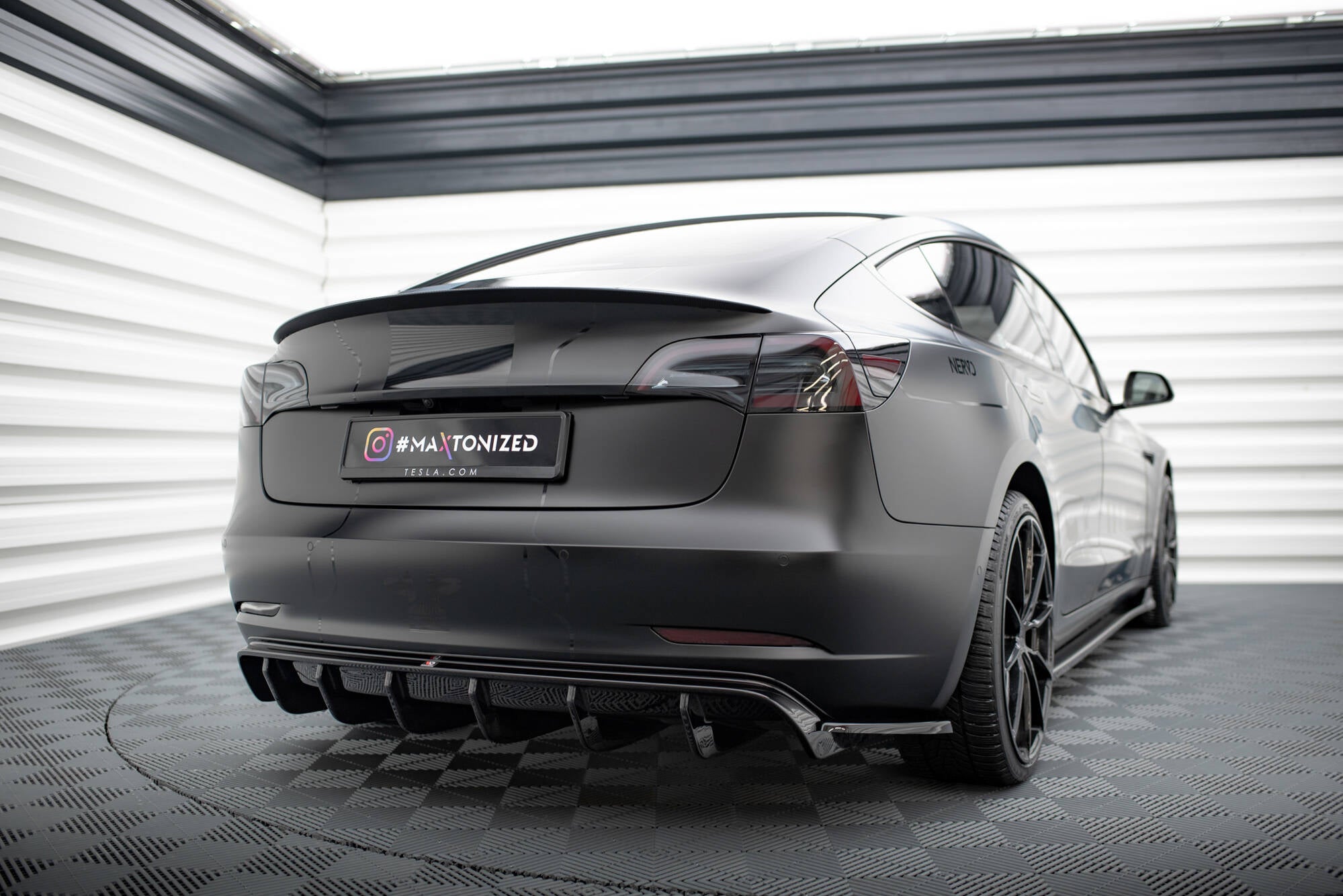 Sarja Splitters Tesla -malli 3
