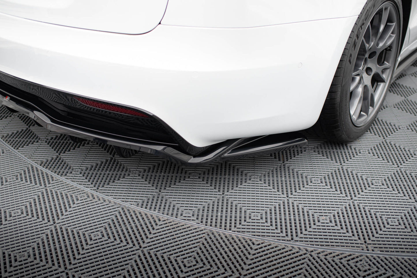 Sæt med splitters Tesla Model's Plaid Mk1 ansigtsløftning
