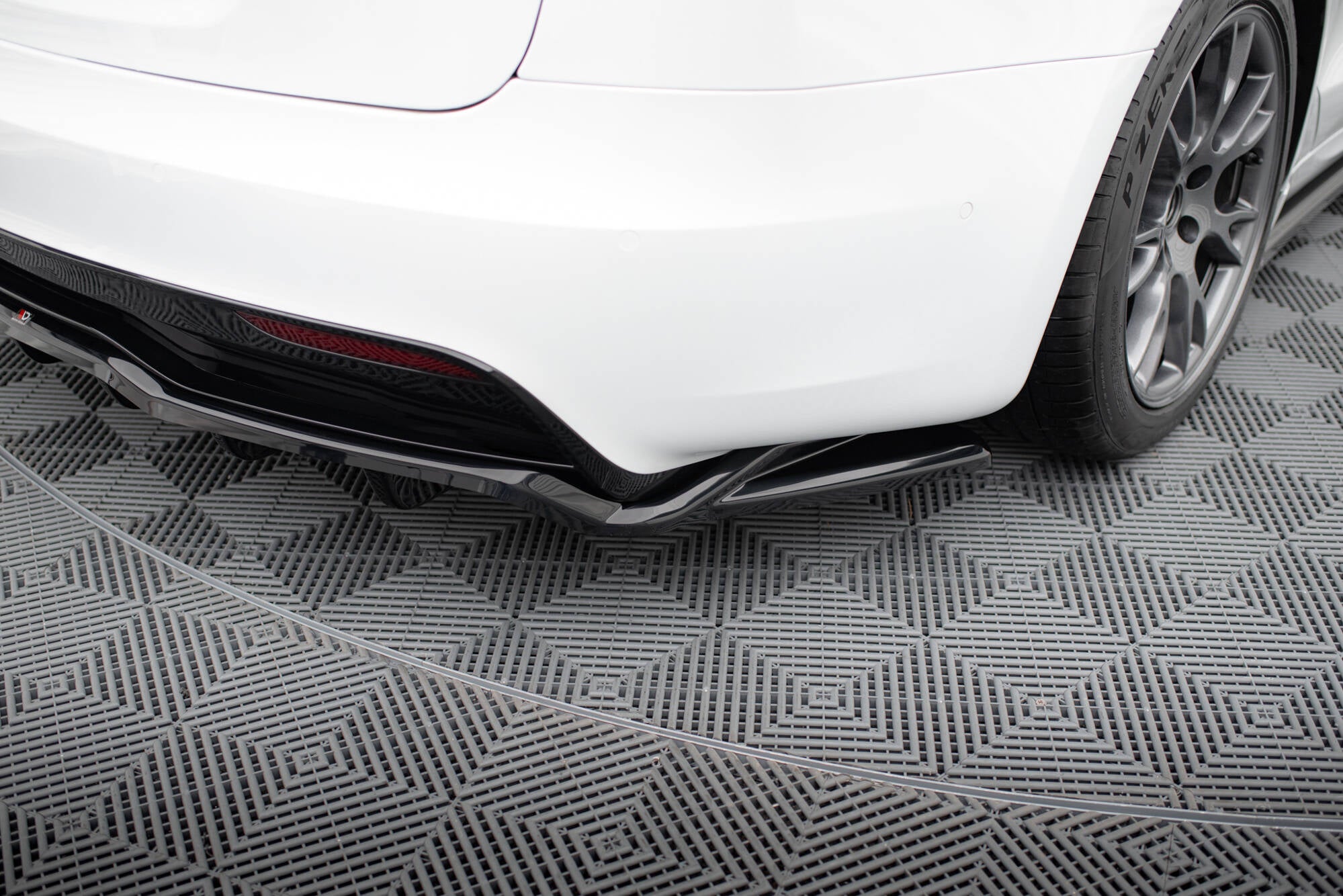 Sarja Splitters Tesla -mallin Plaid MK1 -kasvojenkorotus
