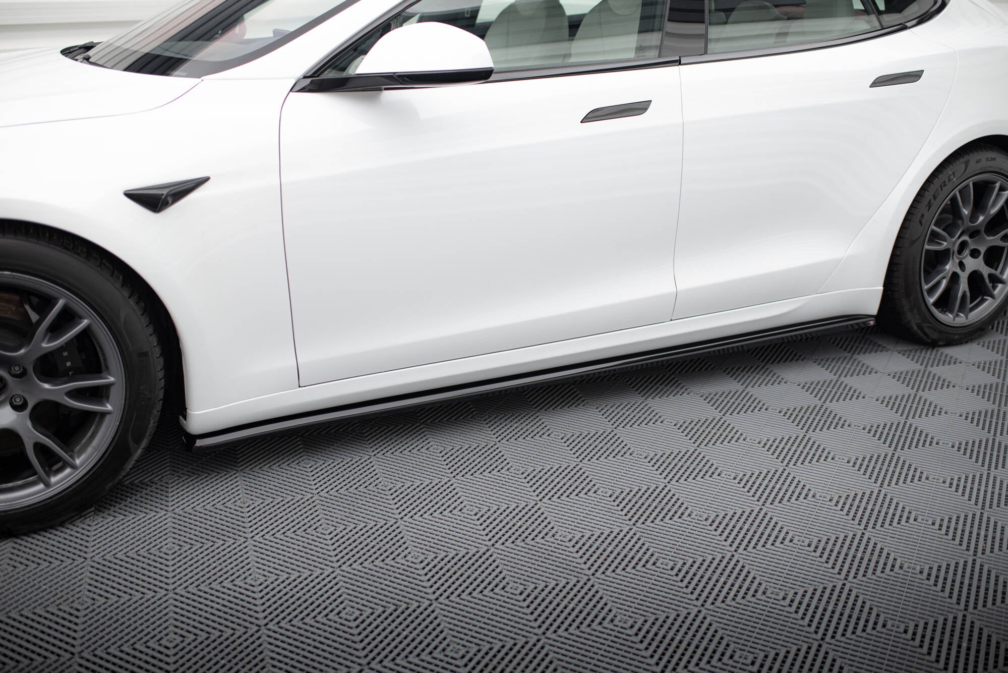 Sarja Splitters Tesla -mallin Plaid MK1 -kasvojenkorotus