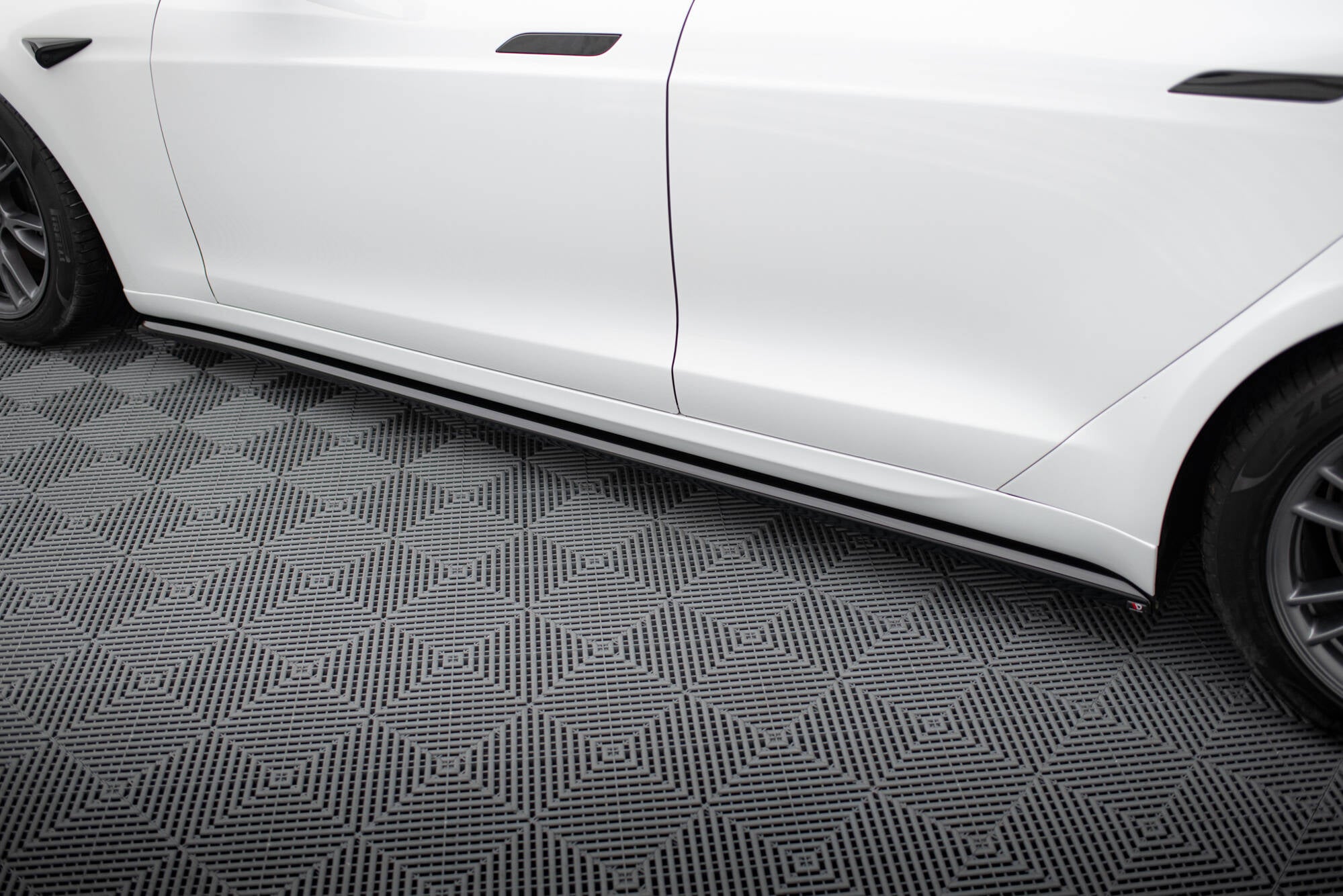 Sarja Splitters Tesla -mallin Plaid MK1 -kasvojenkorotus