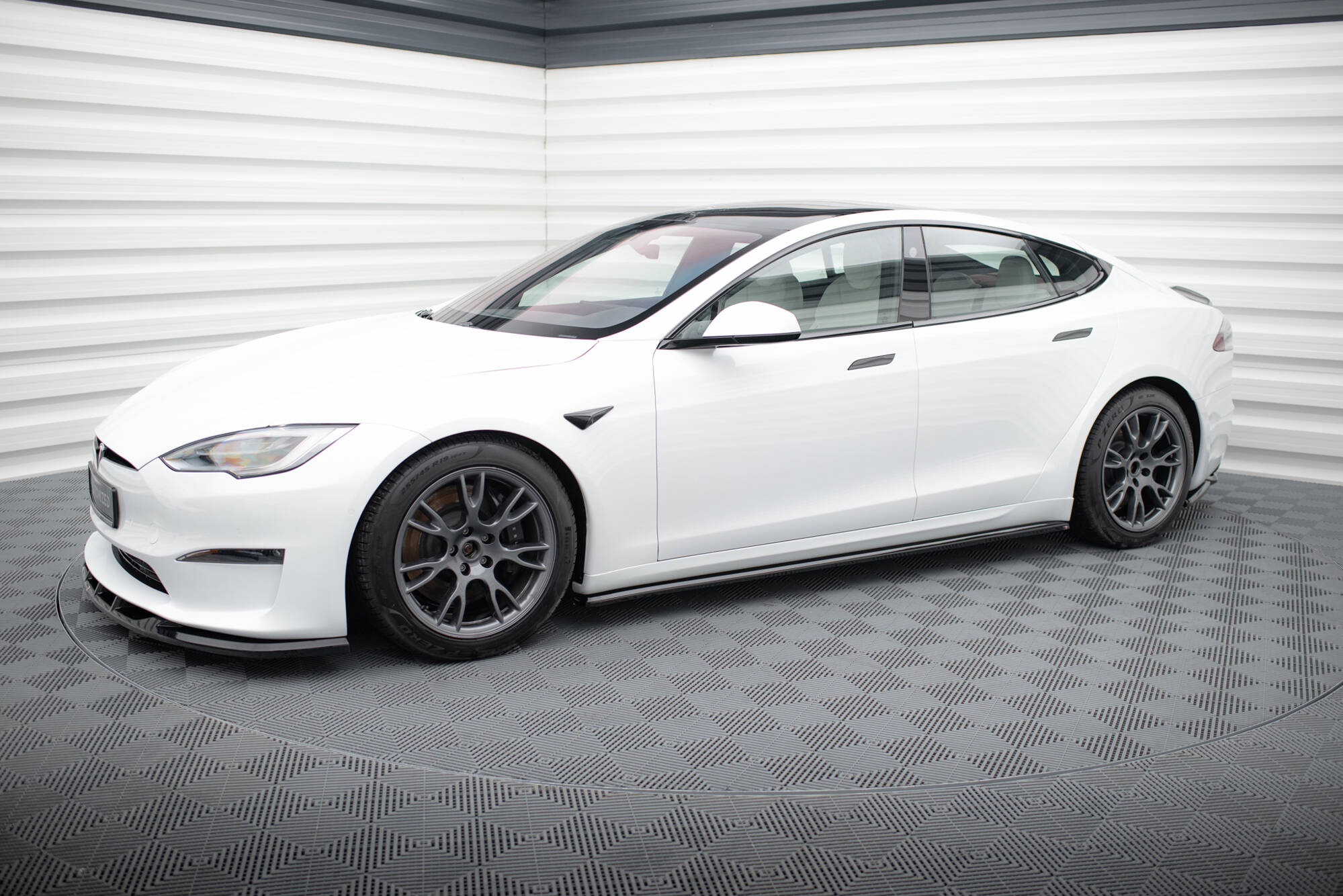Sarja Splitters Tesla -mallin Plaid MK1 -kasvojenkorotus
