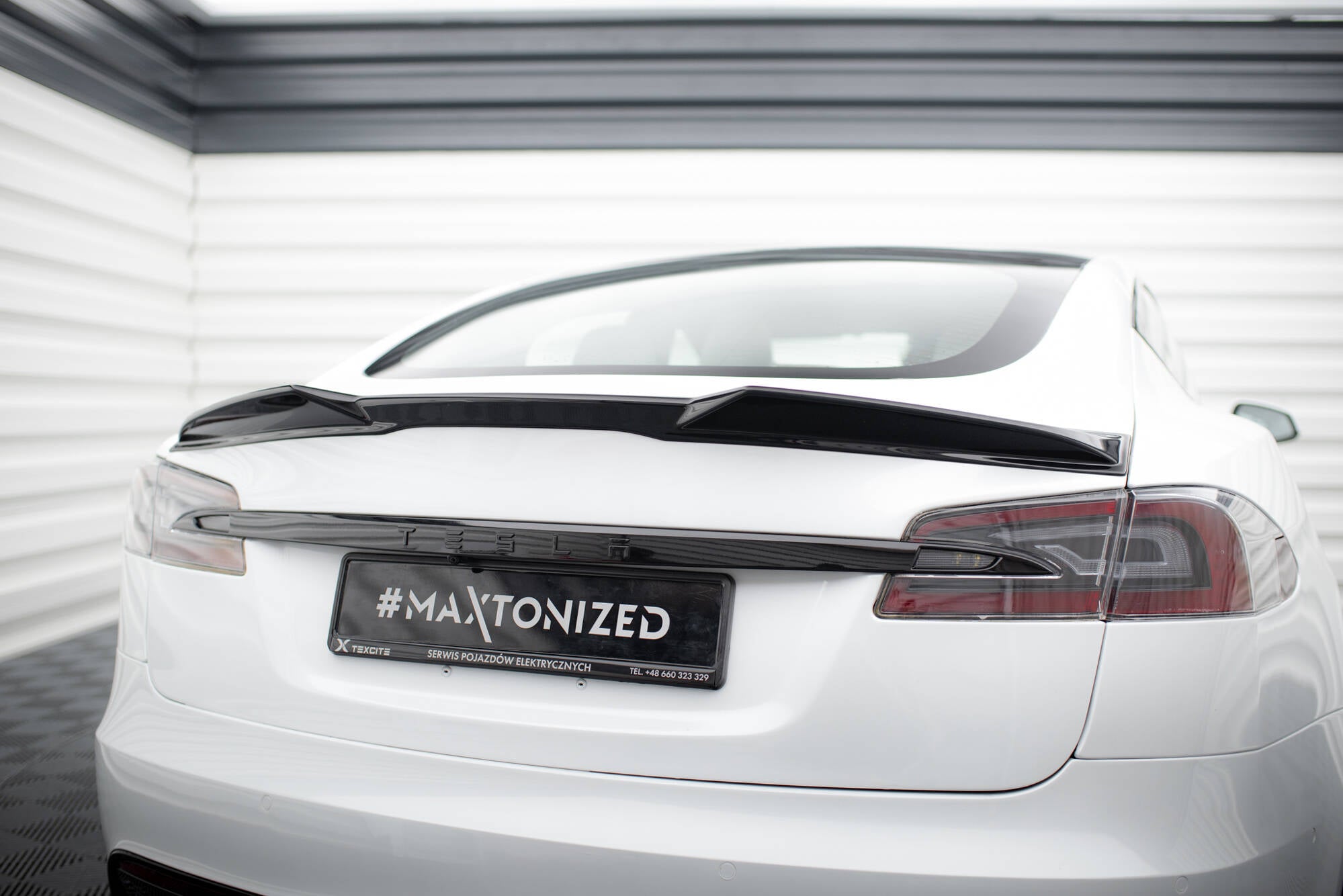 Sarja Splitters Tesla -mallin Plaid MK1 -kasvojenkorotus
