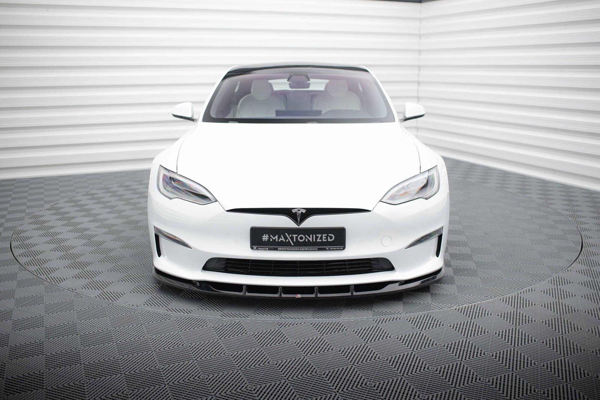 Sarja Splitters Tesla -mallin Plaid MK1 -kasvojenkorotus