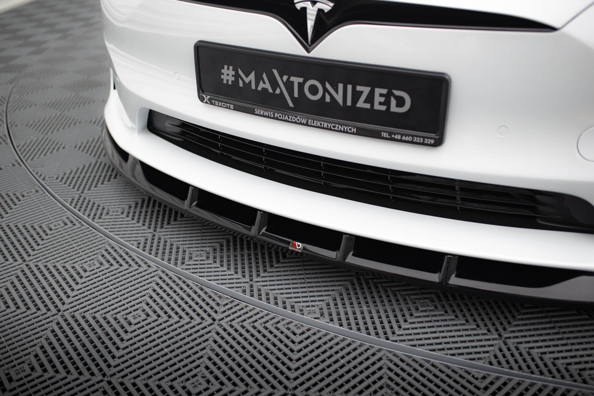 Sarja Splitters Tesla -mallin Plaid MK1 -kasvojenkorotus