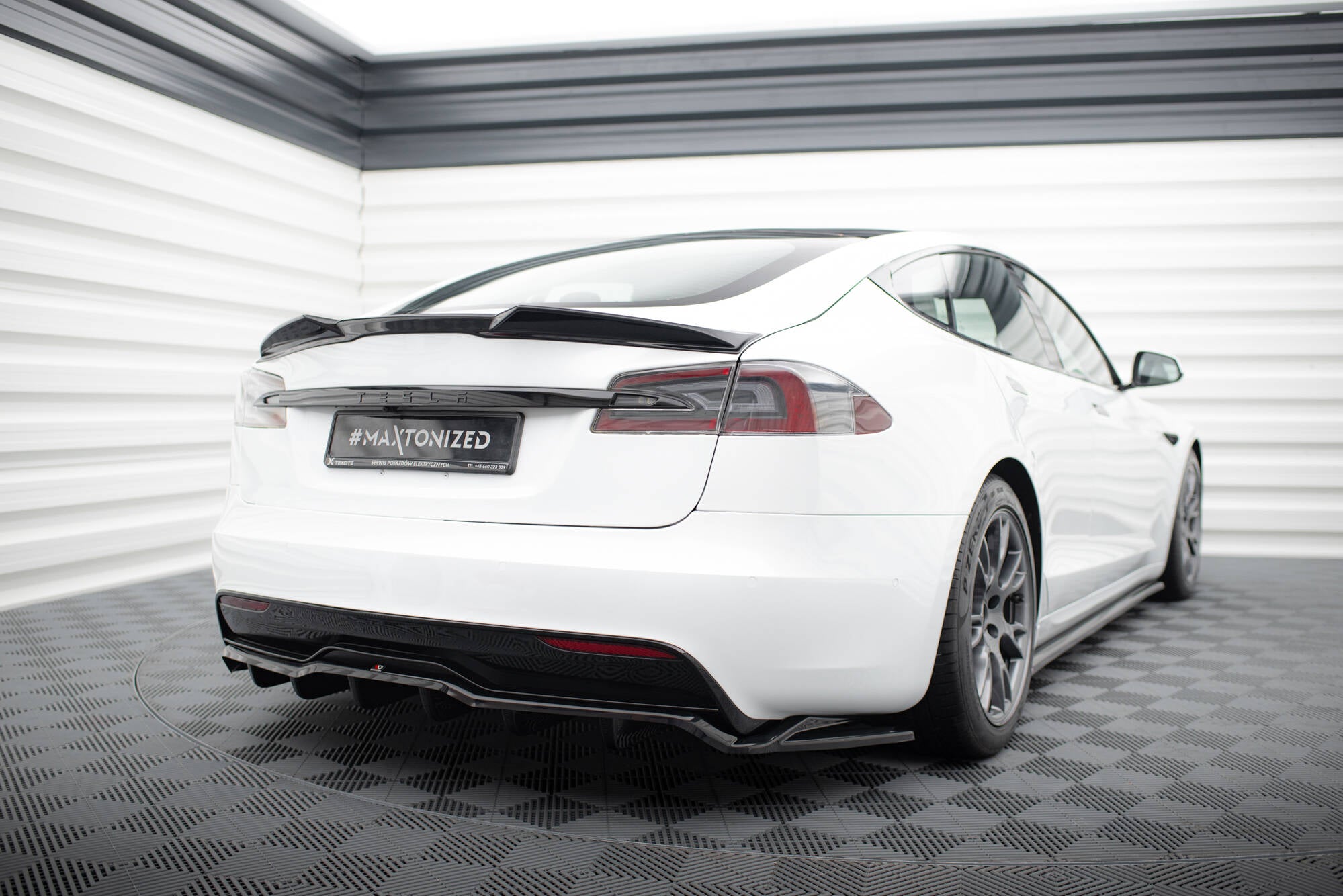 Sarja Splitters Tesla -mallin Plaid MK1 -kasvojenkorotus
