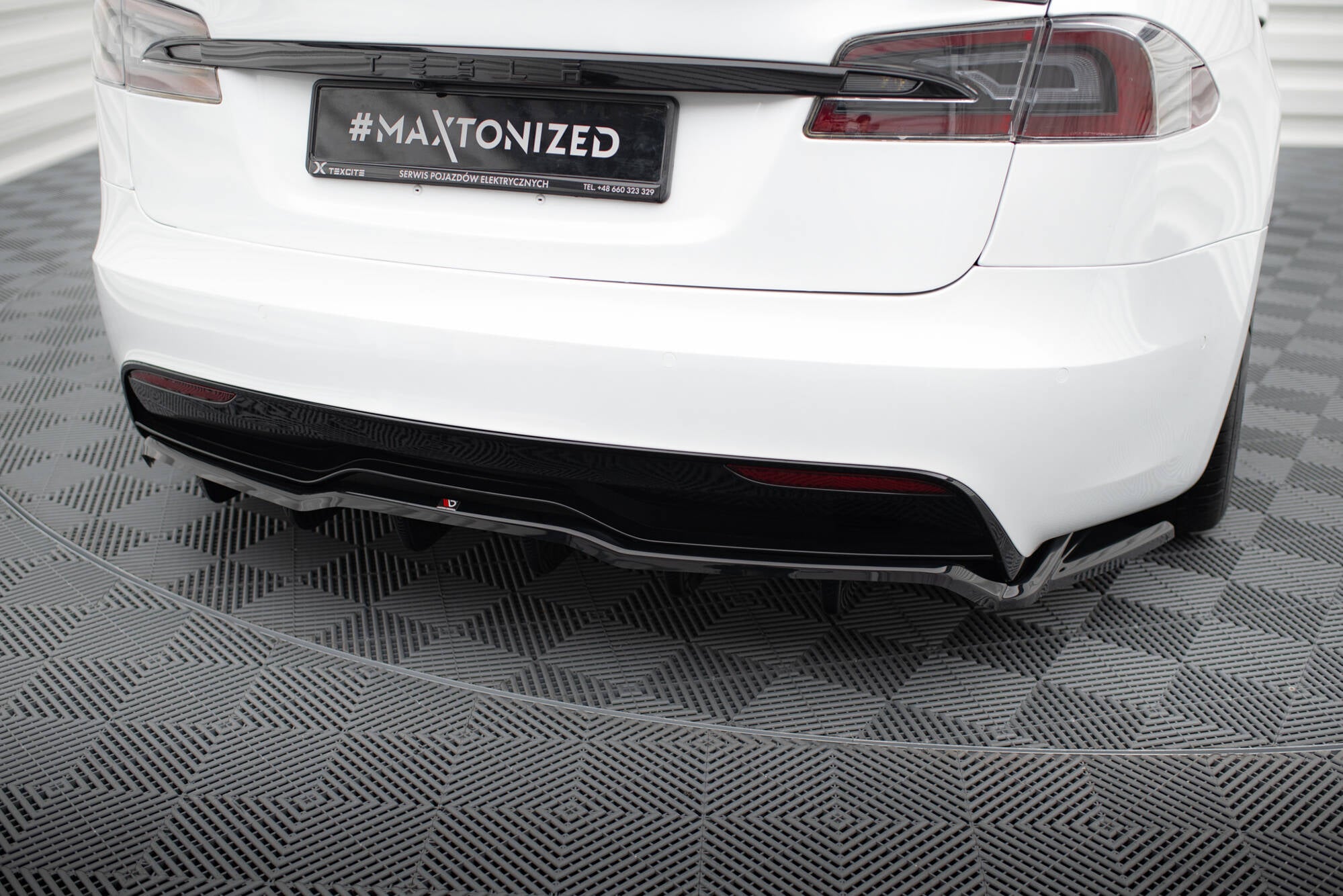 Sarja Splitters Tesla -mallin Plaid MK1 -kasvojenkorotus