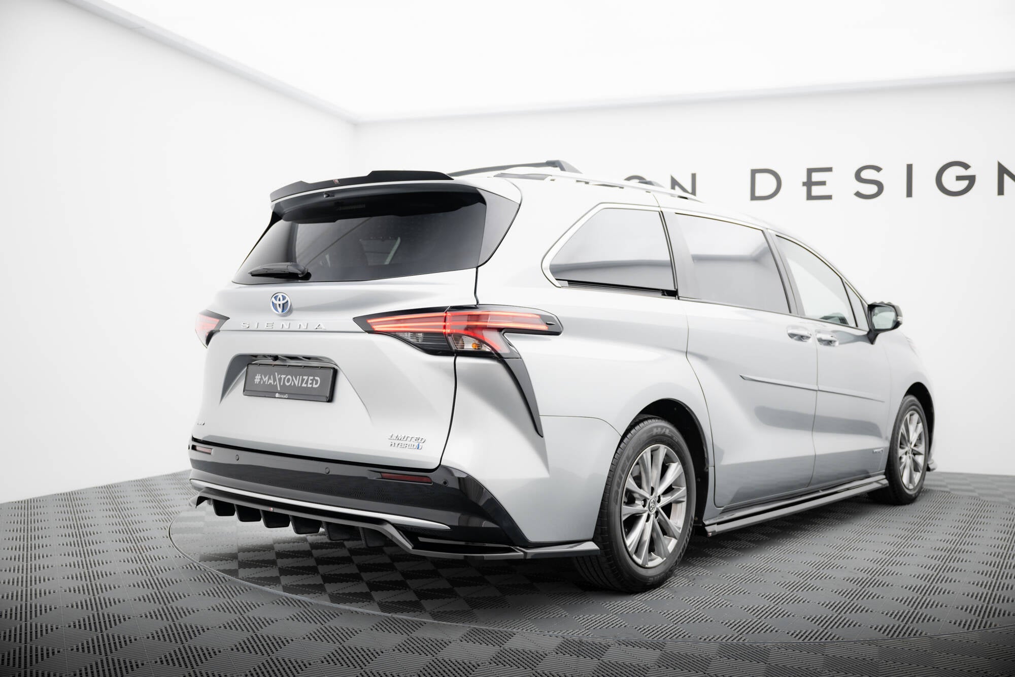 Sarja jakautujia Toyota Sienna Mk4