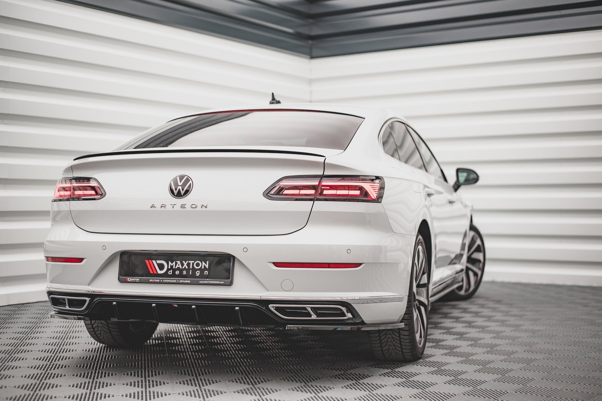 Sarja jakautujia Volkswagen Arteon R-Line-kasvojenkorotus