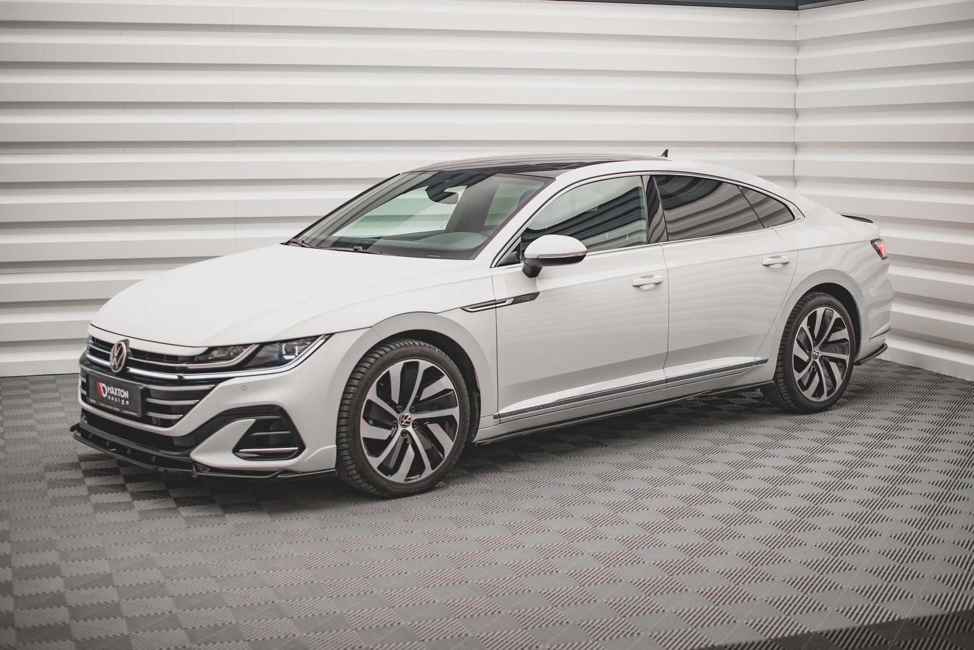 Sarja jakautujia Volkswagen Arteon R-Line-kasvojenkorotus