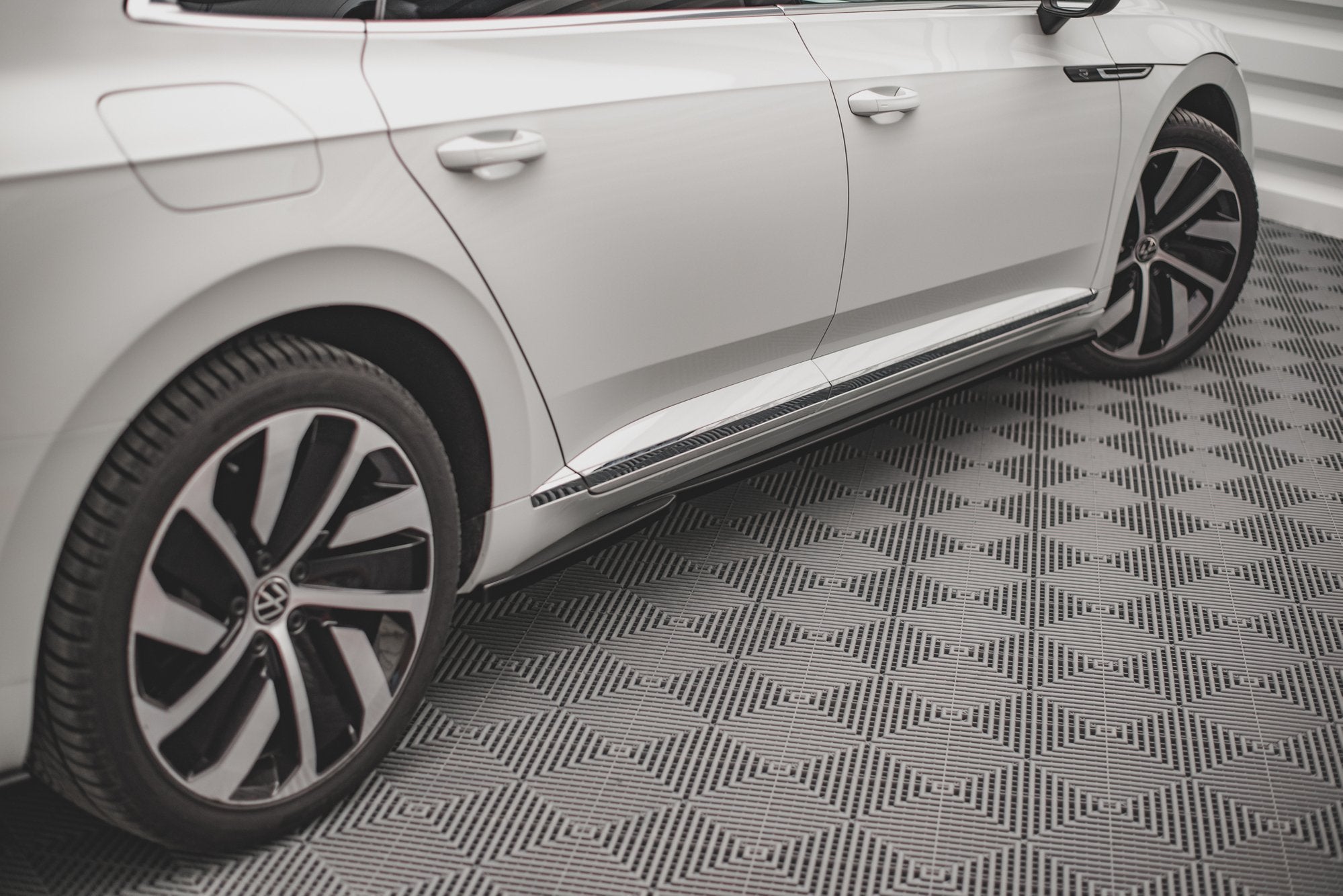 Sarja jakautujia Volkswagen Arteon R-Line-kasvojenkorotus