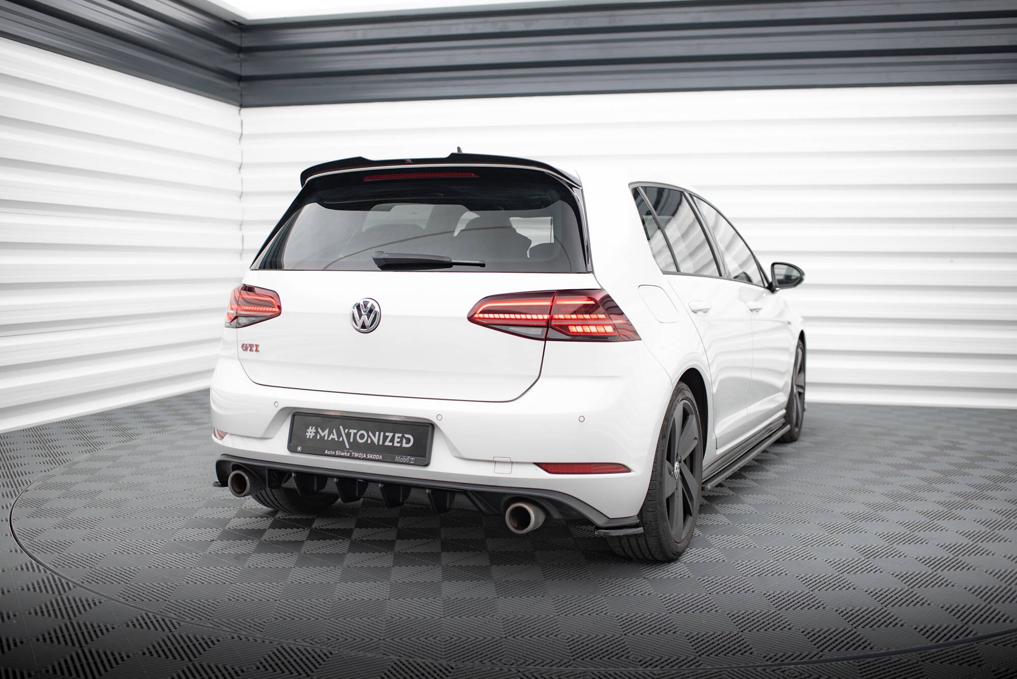 Volkswagen Golf GTI mk7 faceliftin splitterisarja