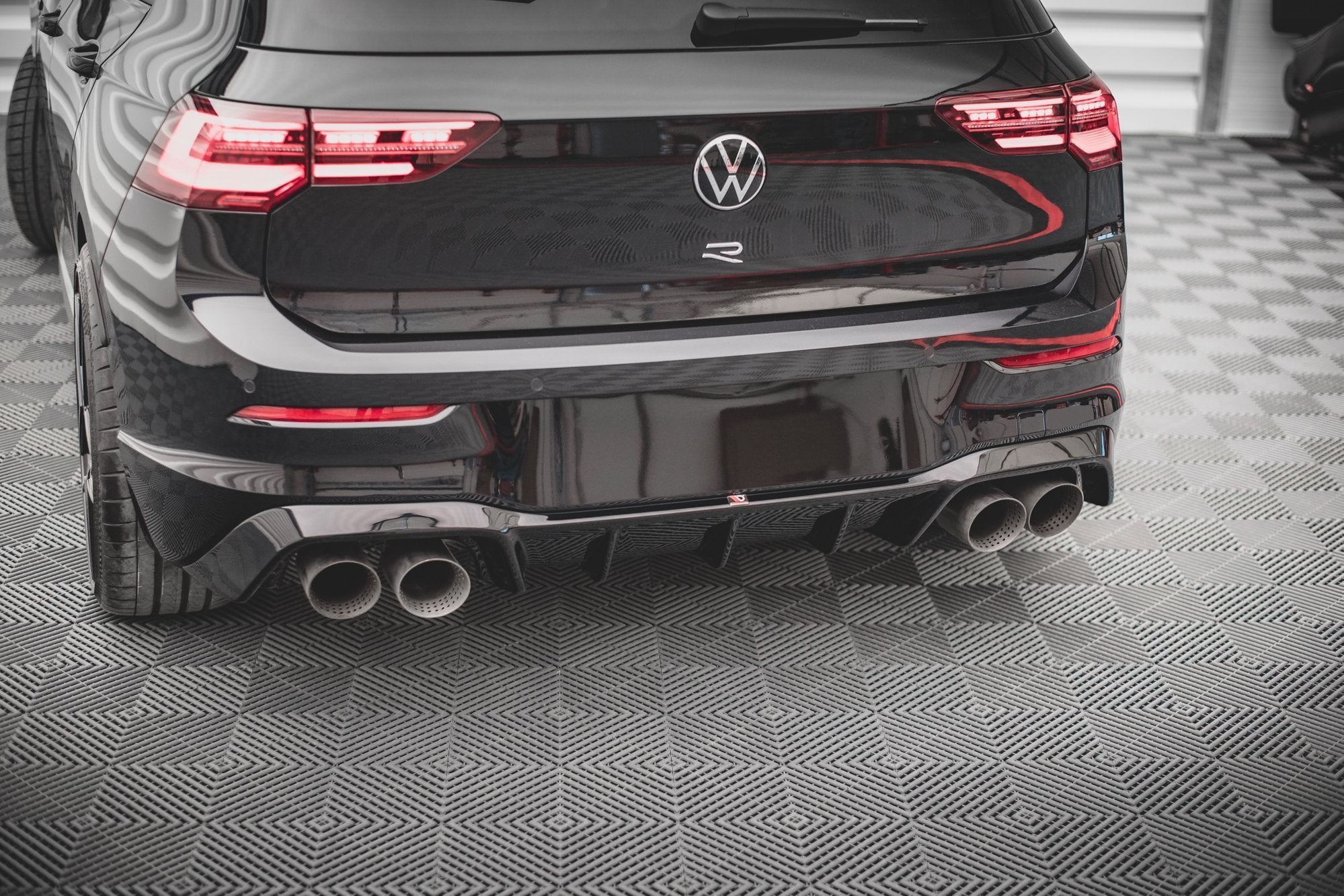 Sarja jakautujia Volkswagen Golf R MK8