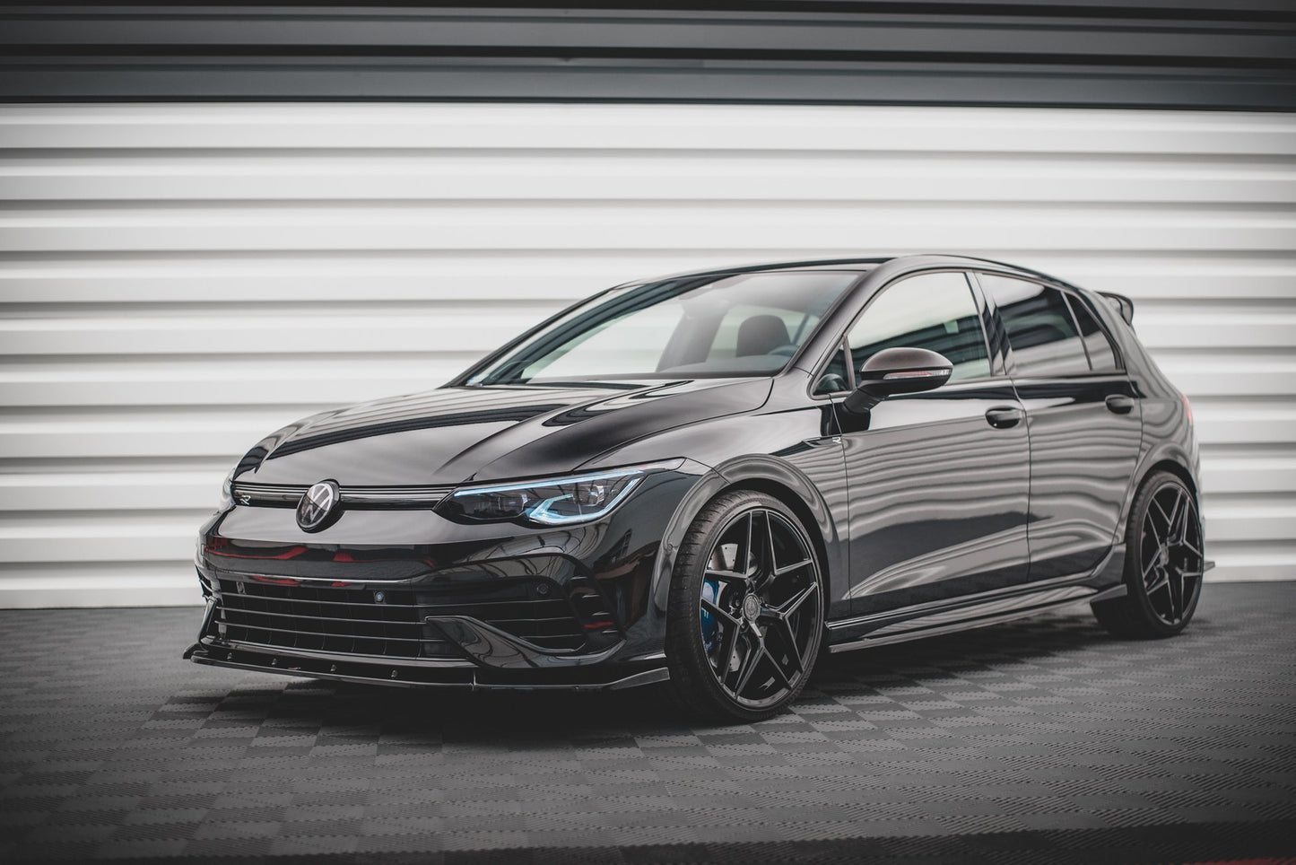 Sarja jakautujia Volkswagen Golf R MK8